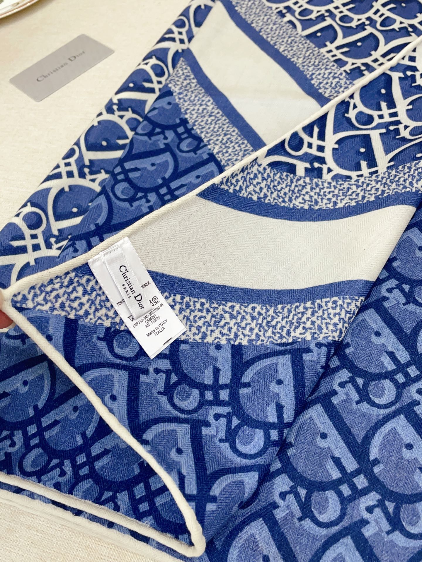 ✨✨【双面同色 丝毛款】CD家羊绒新款 买了都说好看‼️推荐💕双面同色羊绒方巾‼️D家ZG爆款🎁💟立体呈