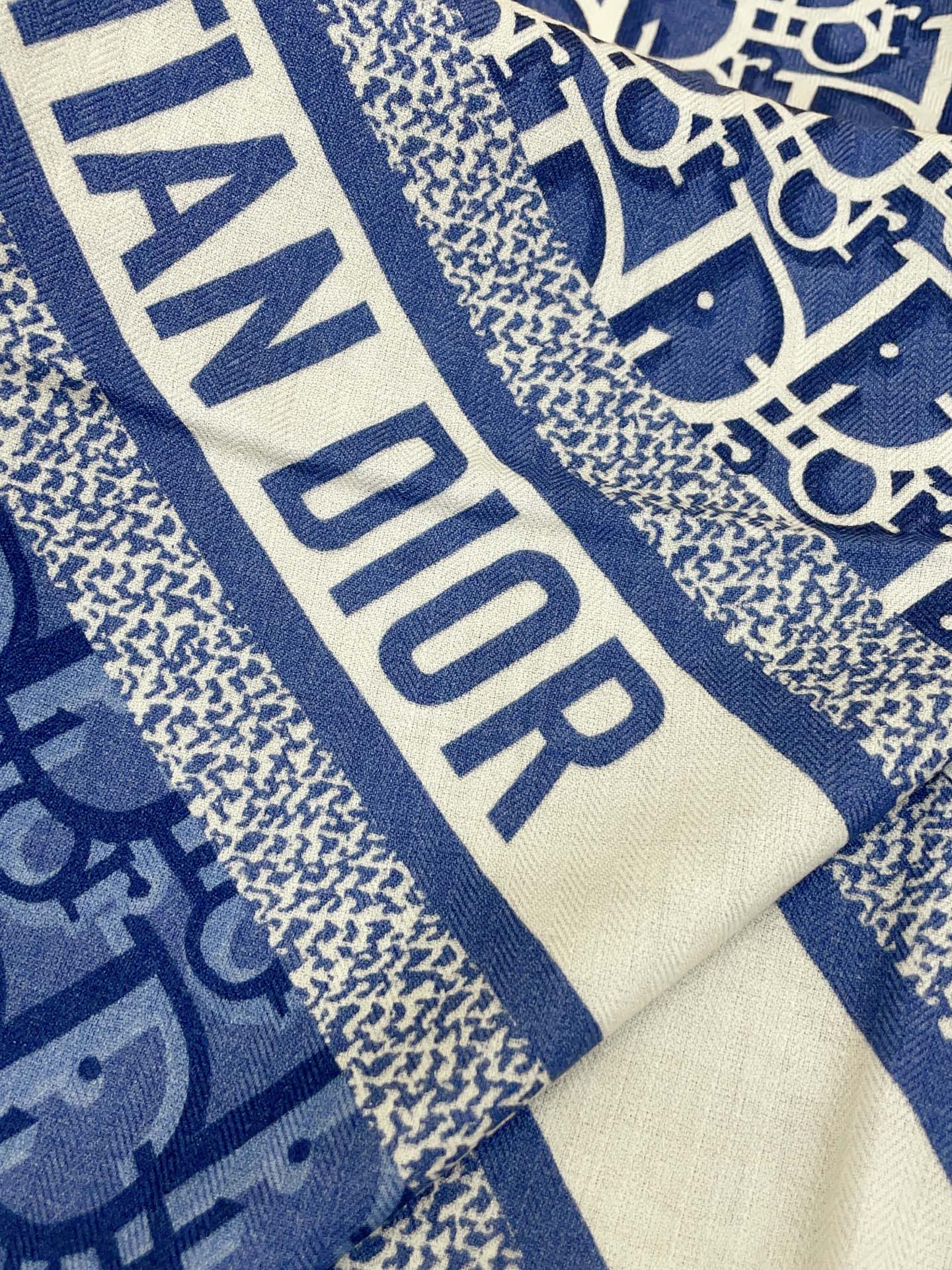 ✨✨【双面同色 丝毛款】CD家羊绒新款 买了都说好看‼️推荐💕双面同色羊绒方巾‼️D家ZG爆款🎁💟立体呈