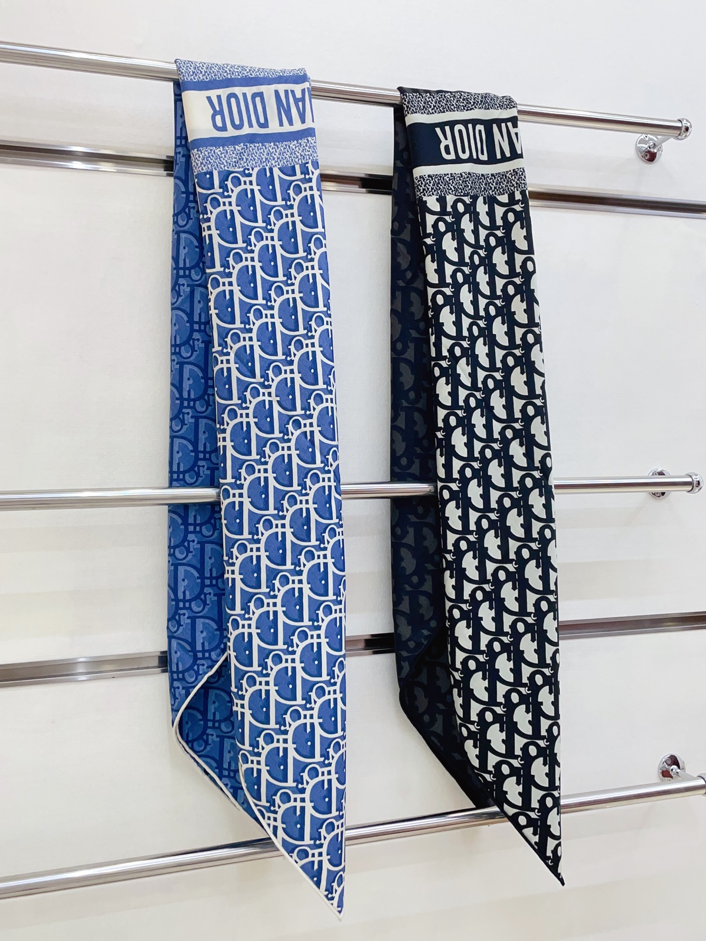 ✨✨【双面同色 丝毛款】CD家羊绒新款 买了都说好看‼️推荐💕双面同色羊绒方巾‼️D家ZG爆款🎁💟立体呈