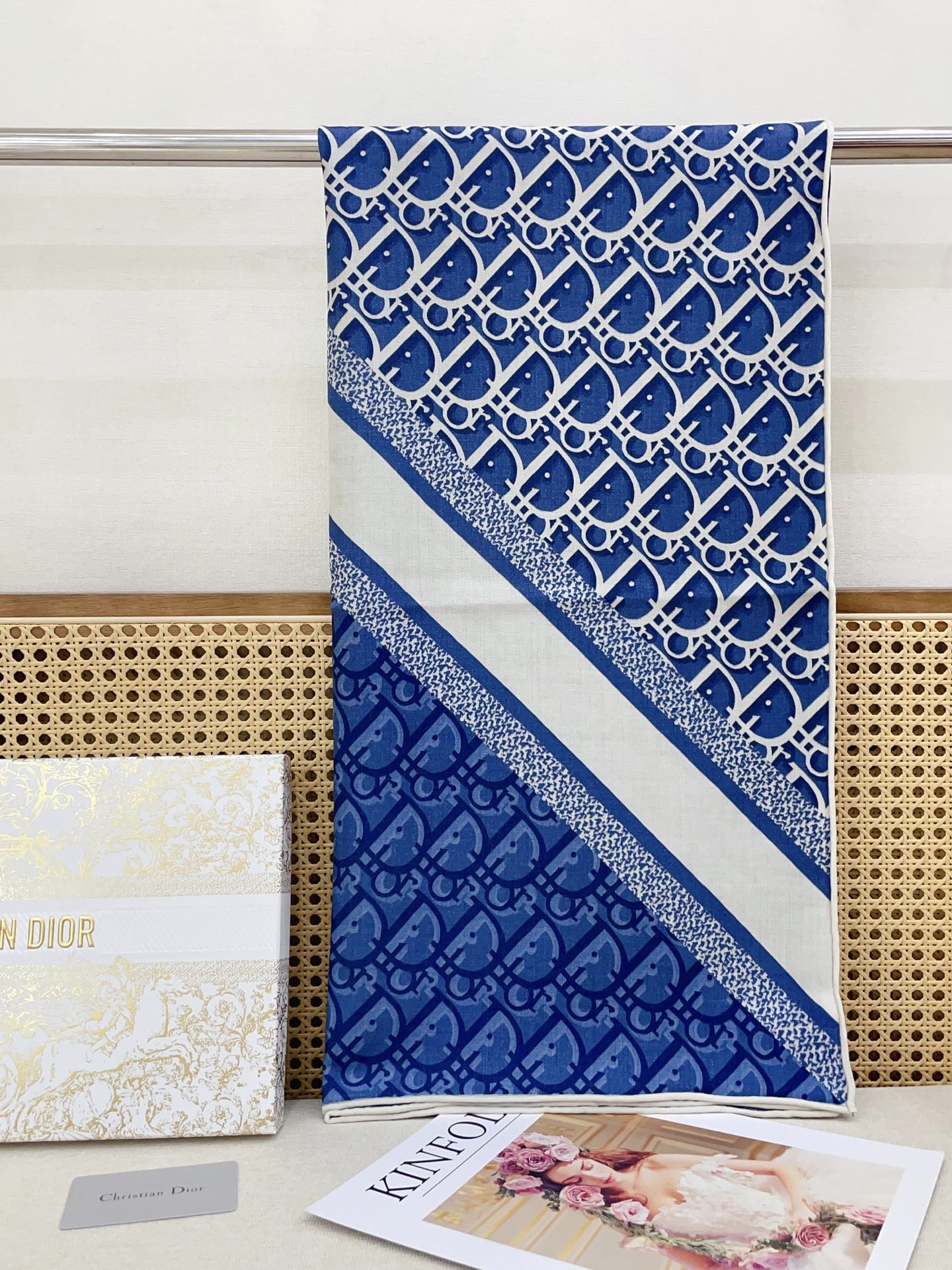 ✨✨【双面同色 丝毛款】CD家羊绒新款 买了都说好看‼️推荐💕双面同色羊绒方巾‼️D家ZG爆款🎁💟立体呈