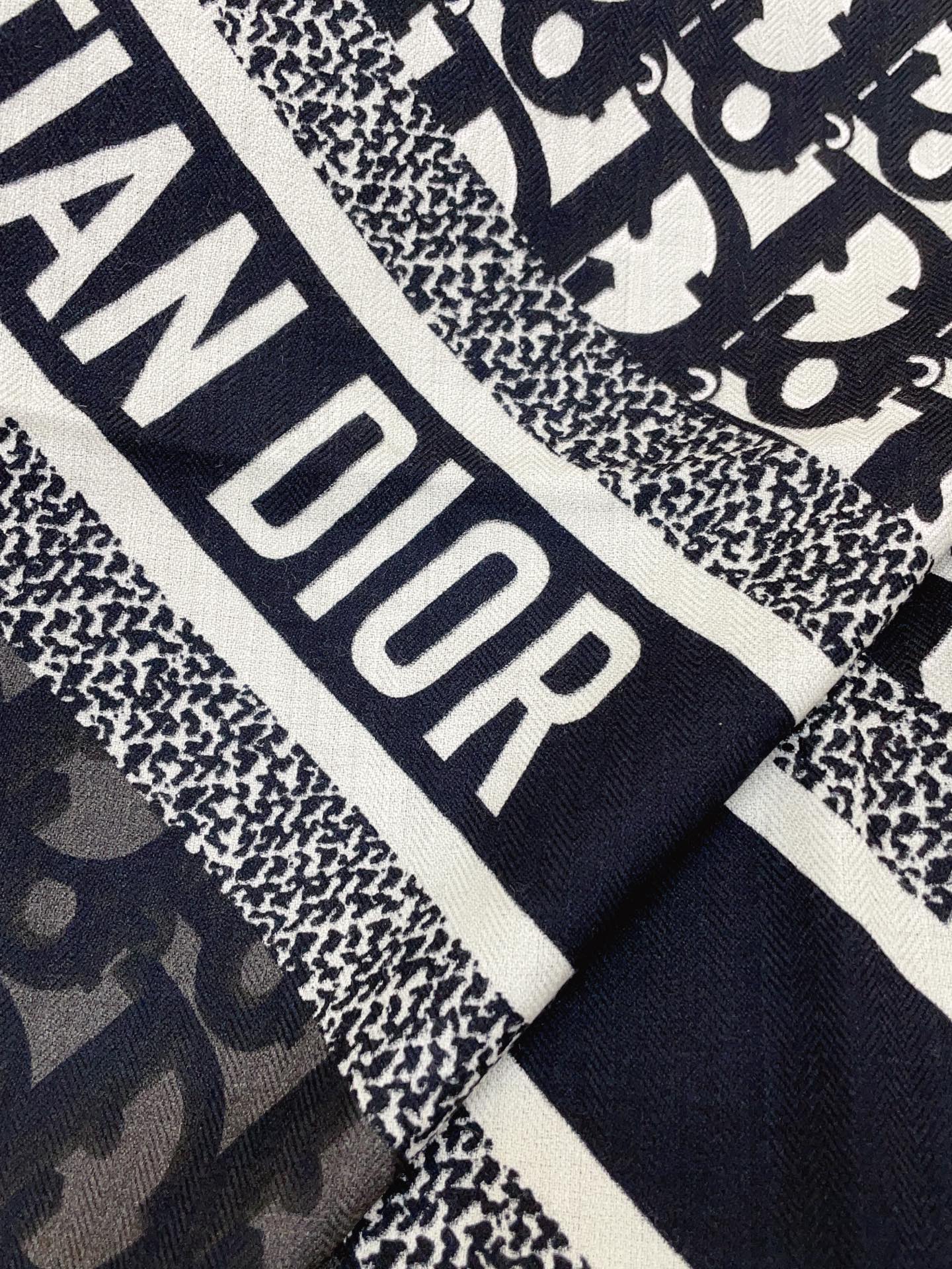 ✨✨【双面同色 丝毛款】CD家羊绒新款 买了都说好看‼️推荐💕双面同色羊绒方巾‼️D家ZG爆款🎁💟立体呈