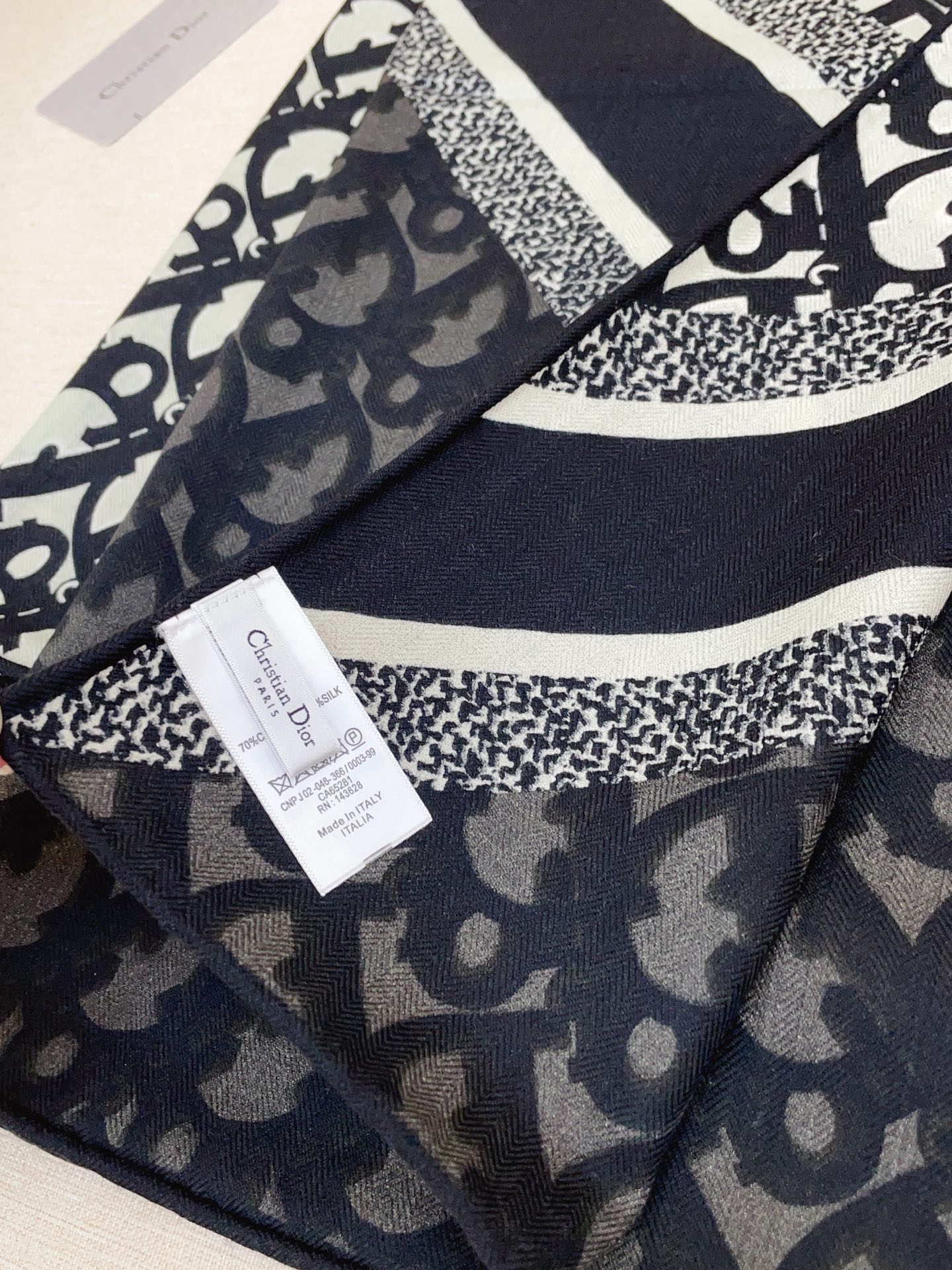 ✨✨【双面同色 丝毛款】CD家羊绒新款 买了都说好看‼️推荐💕双面同色羊绒方巾‼️D家ZG爆款🎁💟立体呈