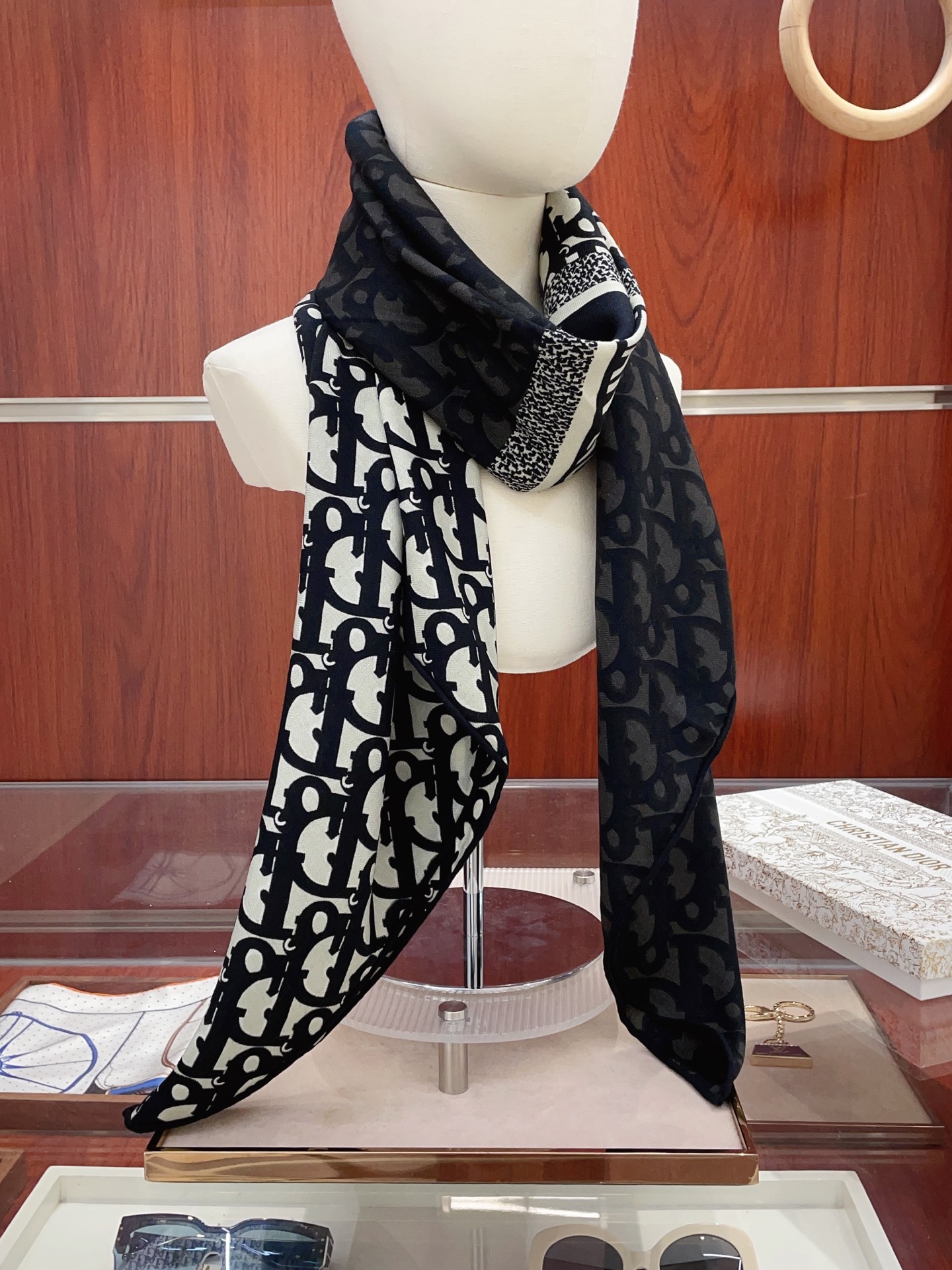 NO:342265,[Double-sided and same color silk wool style] CD home cashmere new style. It is recommended to buy it. Double-sided and same color cashmere square scarf. D home ZG hit three-dimensional presentation pattern and pattern. The real product is very high. Special craftsmanship is amazing. Special cutting-edge technology is loved by white and rich beauty. Whether it is quality, style, price, they scream. Super high cost performance, absolutely worth buying. Size 140cm*140cm, 70 cashmere silk high-version scarf, high-version scarf, dior, real silk.19860909【双面同色 丝毛款】CD家羊绒新款 买了都说好看推荐双面同色羊绒方巾D家ZG爆款立体呈现图案纹路实物档次极高特殊工艺高端研发惊艳问世特殊尖端工艺处理受到白富美的喜欢 无论是品质 款式 价格都令大牌控的她们尖叫 超高性价比 绝对值得入手尺寸140cm*140cm,70羊绒真丝高版本围巾,高版本围巾,dior,real silk,scarf