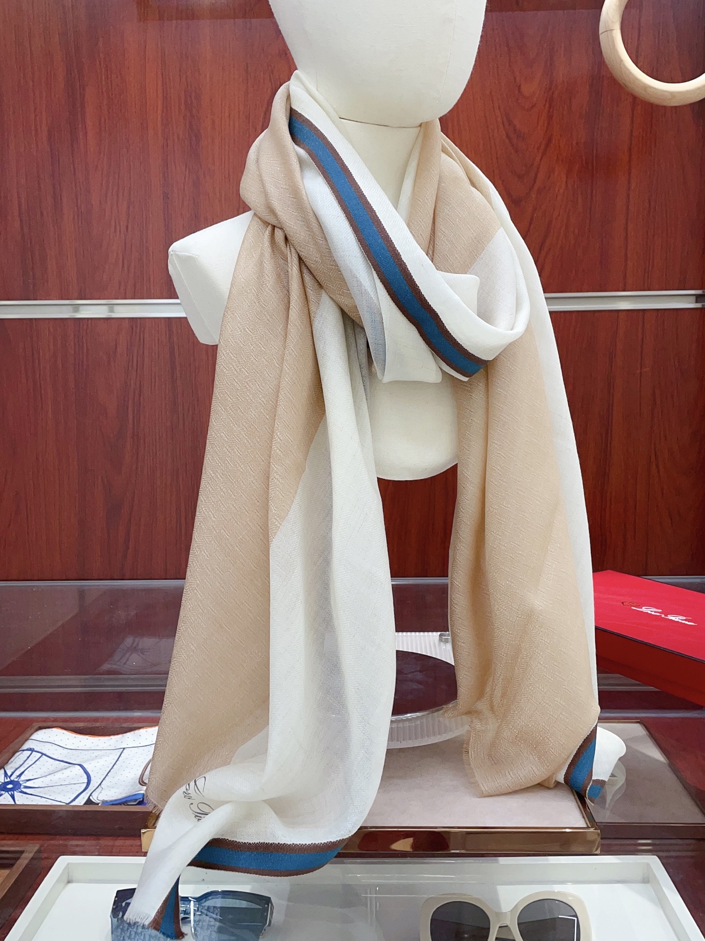 NO:342271,[LP pure color striped scarf] High-end products are presented with heavy weight, unprecedented, pure cashmere, which feels so good that it is definitely another slow-handed one. The process uses imported 300 pure plaid cashmere sequins embellishment, which is very classy, ​​low-key and small luxury. Size 200*100cm Imported pure cashmere high-version scarf, high-version scarf, loro piana19860909【LP纯色彩条边长巾】高尖端产物重磅呈现 ,绝无仅有 史无前例 纯山羊绒 手感好到爆绝对又是一款手慢无 工艺上采用的是进口300支纯格纹羊绒亮片点缀,非常显档次,低调中带着小奢华.尺寸200*100cm 进口纯羊绒高版本围巾,高版本围巾,loro piana,scarf