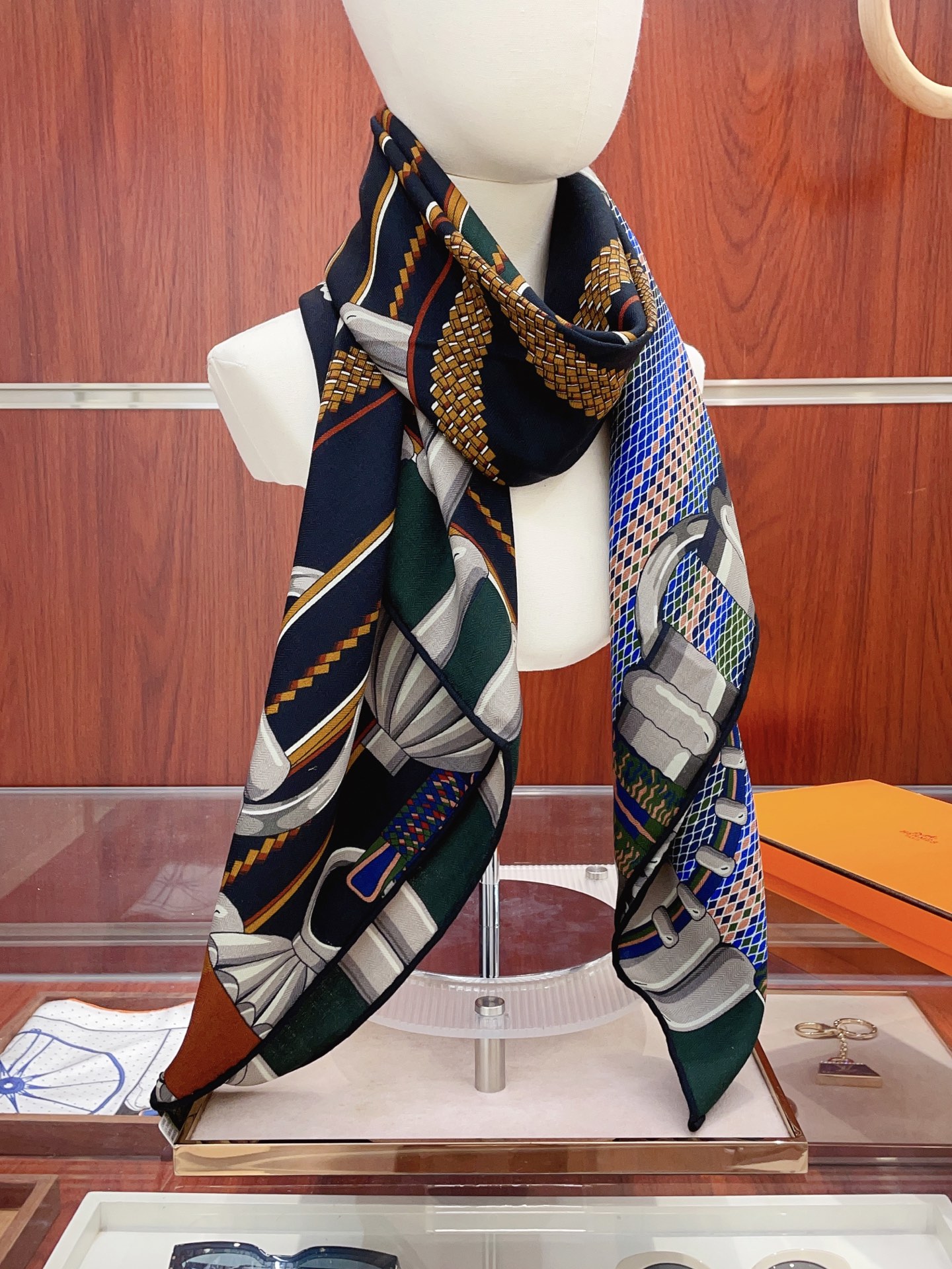 NO:554330,[Double-sided same color, silk wool style] H family cashmere new style. Everyone who bought it says it looks good. Recommended [Silver Flower Collection 140] Cashmere square scarf H family ZG hot model with three-dimensional presentation of pattern and texture, extremely high grade, special technology, high-end research and development, stunning launch, special cutting-edge technology treatment, loved by Bai Fumei. Whether it is quality, style or price, they scream for big brand control. Super high cost performance  Definitely worth buying, size 140cm*140cm, 70 cashmere silk high version scarf, high version scarf, real silk19860909【双面同色 丝毛款】H家羊绒新款 买了都说好看推荐【银花集 140】羊绒方巾H家ZG爆款立体呈现图案纹路实物档次极高特殊工艺高端研发惊艳问世特殊尖端工艺处理受到白富美的喜欢 无论是品质 款式 价格都令大牌控的她们尖叫 超高性价比 绝对值得入手尺寸140cm*140cm,70羊绒真丝高版本围巾,高版本围巾,real silk,scarf