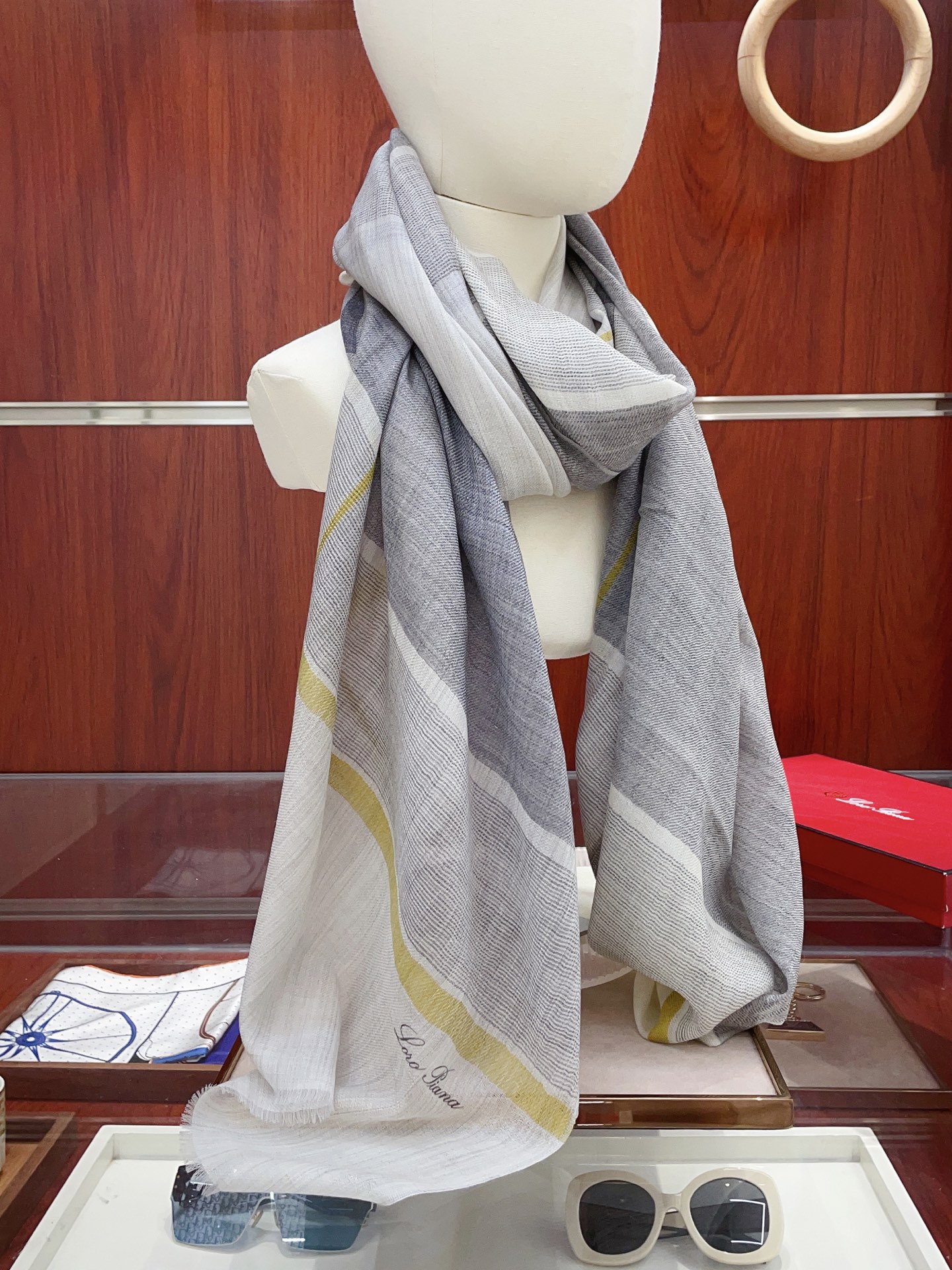 NO:619577,[LP horizontal striped plaid long scarf] A high-end product is presented, unique and unprecedented. Pure cashmere feels so good that it is definitely a slow-feeling one. The technology uses imported 300 pure plaid cashmere sequin embellishments, which is very classy and low-key with a little luxury. Size 200*100cm imported pure cashmere high version scarf, high version scarf, loro piana19860909【LP横条格纹长巾】高尖端产物重磅呈现 ,绝无仅有 史无前例 纯山羊绒 手感好到爆绝对又是一款手慢无 工艺上采用的是进口300支纯格纹羊绒亮片点缀,非常显档次,低调中带着小奢华.尺寸200*100cm 进口纯羊绒高版本围巾,高版本围巾,loro piana,scarf