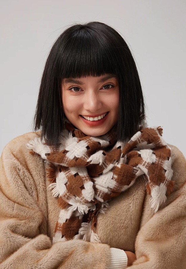 NO:554322,Piana [LP Hollow Cashmere Long Scarf] LP cashmere family, a new upstart in the cashmere world, only makes the best Piana. You can check it out for yourself. Their prices will probably deter you. They are too expensive. They are simply the price of an aristocrat. Only with super high cashmere quality will you be satisfied.  This kind of cashmere scarf favored by this brand is extremely rare in the market. It is really a super high-end product. Only such a big brand can have fashionable decoration, which is generous and decent around the neck. It is simple but not shabby, light and yet decorative. The size is 40*180cm.  Highest version of cashmere scarf, high version scarf, loro piana19860909皮雅娜【LP镂空羊绒长巾】LP羊绒世家,羊绒界的新贵,只做最好的皮雅娜自己可以去看看哦,他家的价格估计会让你却步,太贵了,简直是贵族的价格.具有超高羊绒品质才会被此品牌青睐这种羊绒精品围巾是市场上及其少见的,真是超级高端货只有这种大品牌才会拥有时尚装饰,环绕颈间大方得体.简单而不简陋,清淡而不失装饰.规格40*180cm 材质最顶山羊绒高版本围巾,高版本围巾,loro piana,scarf