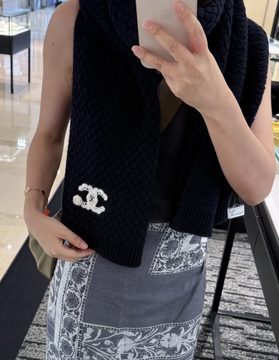 NO:619572,[Xiaoxiang’s rare knitted item, gentle color matching, super obsessed with temperament, low-key, quiet and elegant] Highly recommended, it will make your heart beat in a second!  !  !  High-end, luxurious!  eternal!  It’s not the kind of style that goes by in a flash!  !  !  Clothing that maximizes improvement!  The C family’s newly released color matching knitted cashmere scarf this year is so beautiful. Sisters who know how to match it must understand. This kind of design can greatly enhance the style and aura in autumn and winter. No matter perfect, beautiful figure or temperament, this design is a tool to quickly and maximize the improvement of clothing. size32*180cm, top knitted cashmere high version scarf, high version scarf, chanel19860909【小香难得一见的针织单品,温柔配色,超级迷恋气质低调恬静又不失优雅】重点推荐一秒心动啊！！！高级,奢华！永恒！不是那种过眼云烟的款式！！！最大化提升的衣品！C家今年新出的配色针织羊绒围巾,太好看了,会搭配的姐妹一定懂,这样的设计在秋冬季穿搭上很能提升造型气场无可挑剔,无论完,美身材,气质,这种设计,是快速也是最大化提升衣品的利器size32*180cm,顶级针织羊绒高版本围巾,高版本围巾,chanel,scarf