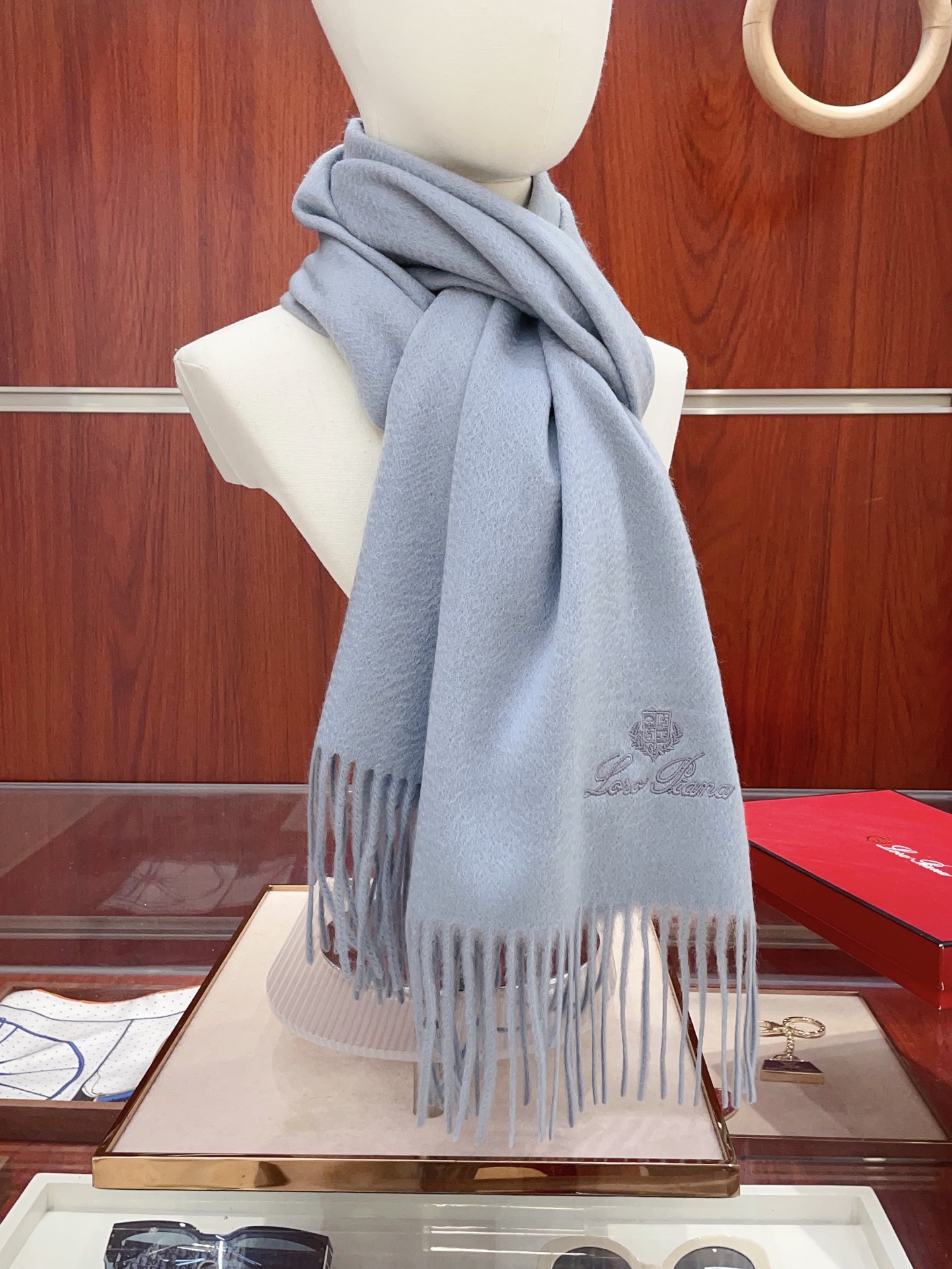 NO:554338,[All cashmere style] Loro Piana ·  Nuoyoupanya is too high to give away and keep for yourself. It has launched a lot of new products, hot-selling products, and the best hard goods in the channel~ It feels soft and waxy, and the fabric is more lustrous, which also increases the brightness of the colors. LP has always strictly selected the highest quality cashmere as the benchmark. Without comparison, there is no harm. The world's top cashmere makes the scarf extremely luxurious, and it also increases the number of products.  For beauty and functionality, you must keep two of each color. No headaches when matching, and no regrets for ten thousand years. What is particularly recommended is that this style is a plaid color series, carefully selected popular colors, the color is bright and high-end, and the whole family can match any color. 30*180cm, all cashmere high version scarf, high version scarf, loro  piana,loro piana19860909【全羊绒款】Loro Piana · 诺悠翩雅送人自留都太高大上了重磅上新,爆款爆款,渠道极品硬货～手感软糯,面料更有光泽,也增加了色彩的鲜艳度LP一直以严格选用最高品质的羊绒为基准,没有对比就没有伤害,世界最顶级羊绒更是让围巾奢华到不行,更是增加了美感和功能性,每色必留两条,搭配不头疼,不留后悔一万年,特别值得推荐的是,此款是格纹色系,精挑细选的流行配色,色彩感鲜明又高级的感觉全家哪个颜色都可以互相搭配30*180cm,全羊绒高版本围巾,高版本围巾,loro piana,loro piana,scarf