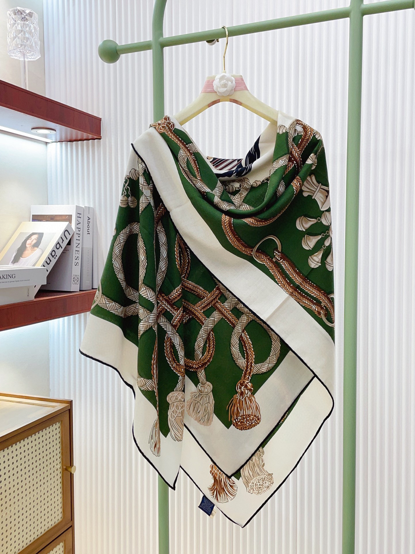 ✨✨【双面同色 丝毛款】H家羊绒新款 买了都说好看‼️推荐💕【骏马披挂 140】羊绒方巾‼️H家ZG爆款