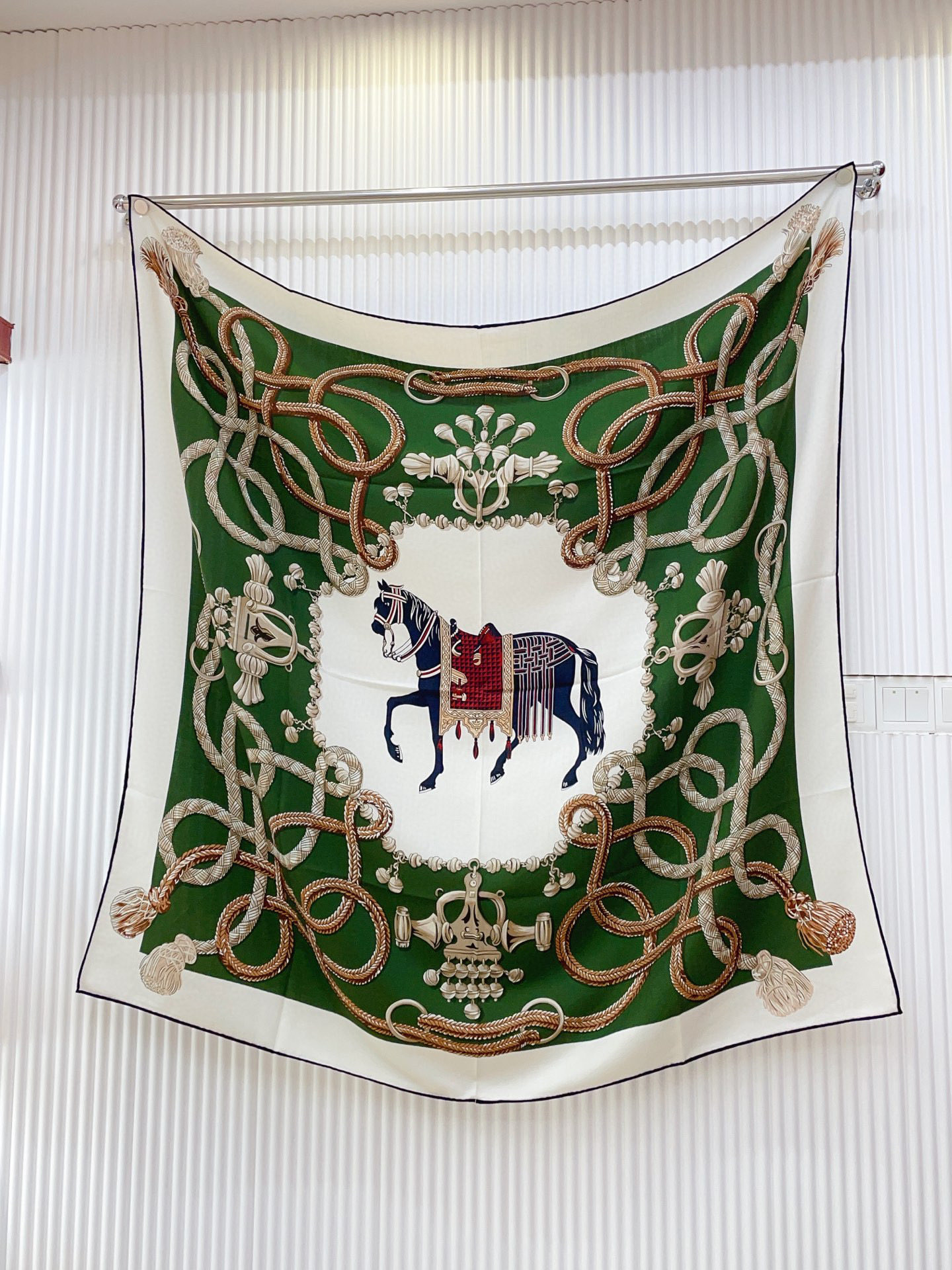 ✨✨【双面同色 丝毛款】H家羊绒新款 买了都说好看‼️推荐💕【骏马披挂 140】羊绒方巾‼️H家ZG爆款