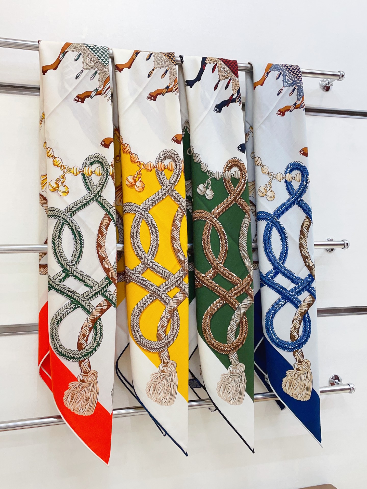 ✨✨【双面同色 丝毛款】H家羊绒新款 买了都说好看‼️推荐💕【骏马披挂 140】羊绒方巾‼️H家ZG爆款