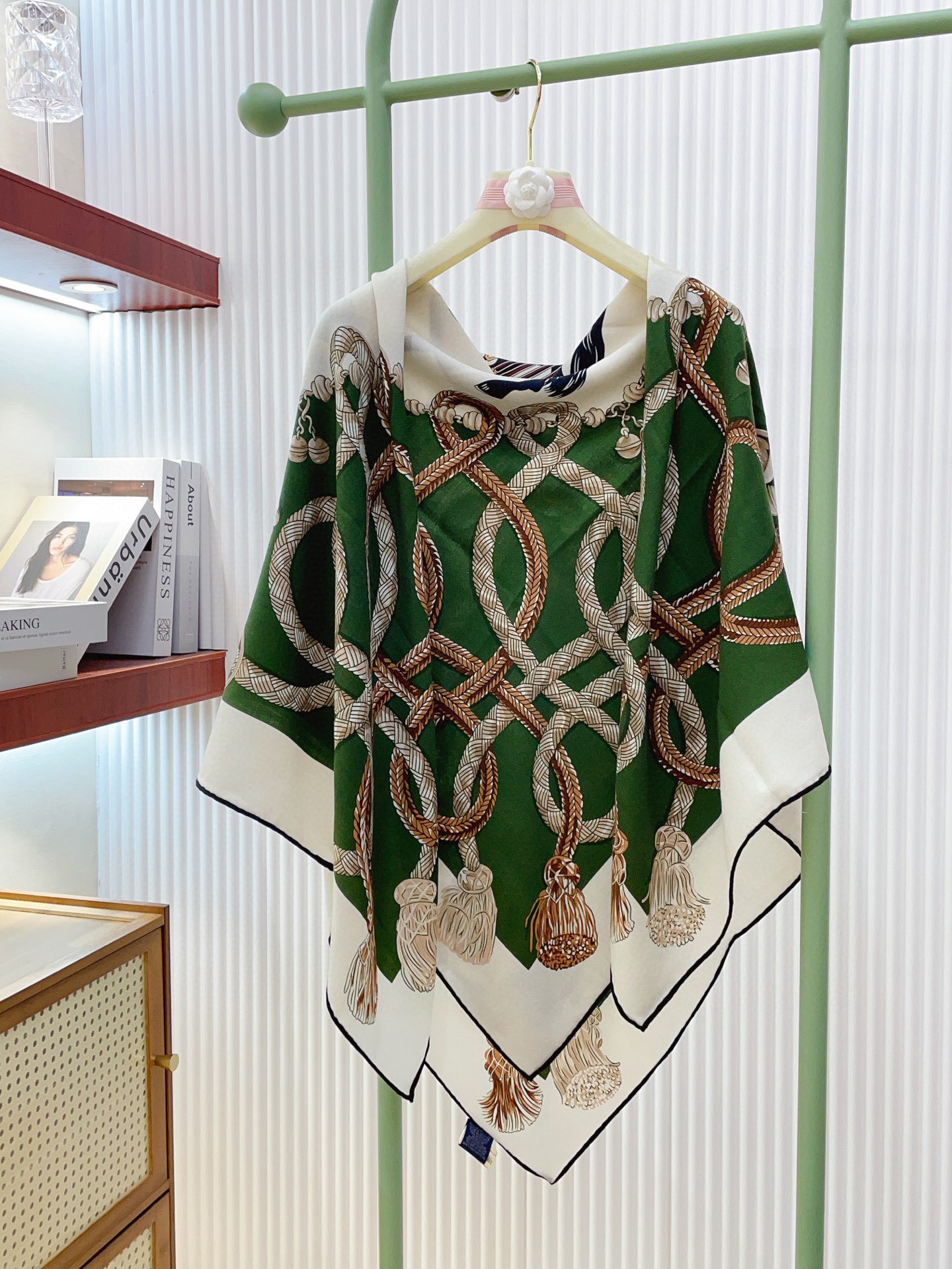 ✨✨【双面同色 丝毛款】H家羊绒新款 买了都说好看‼️推荐💕【骏马披挂 140】羊绒方巾‼️H家ZG爆款