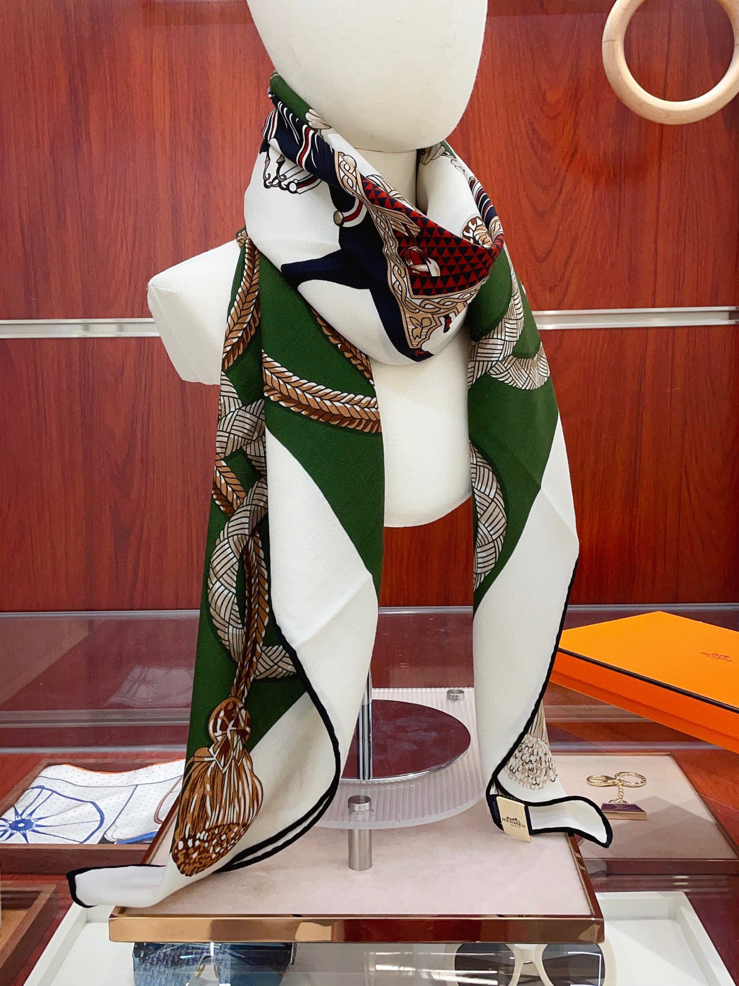 ✨✨【双面同色 丝毛款】H家羊绒新款 买了都说好看‼️推荐💕【骏马披挂 140】羊绒方巾‼️H家ZG爆款