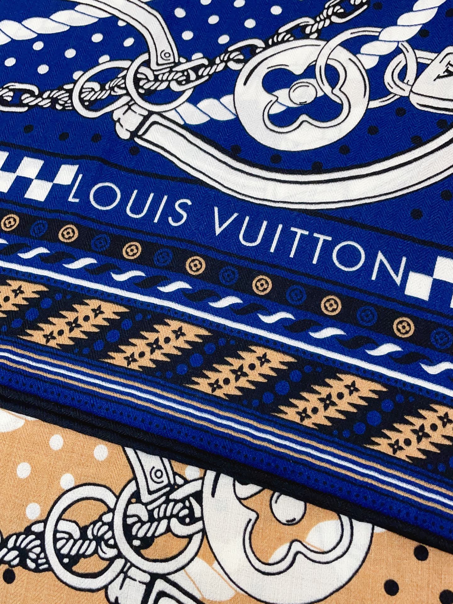 ✨✨【双面同色 丝毛款】L家羊绒新款 买了都说好看‼️推荐💕双面同色羊绒方巾‼️驴家ZG爆款🎁💟立体呈现