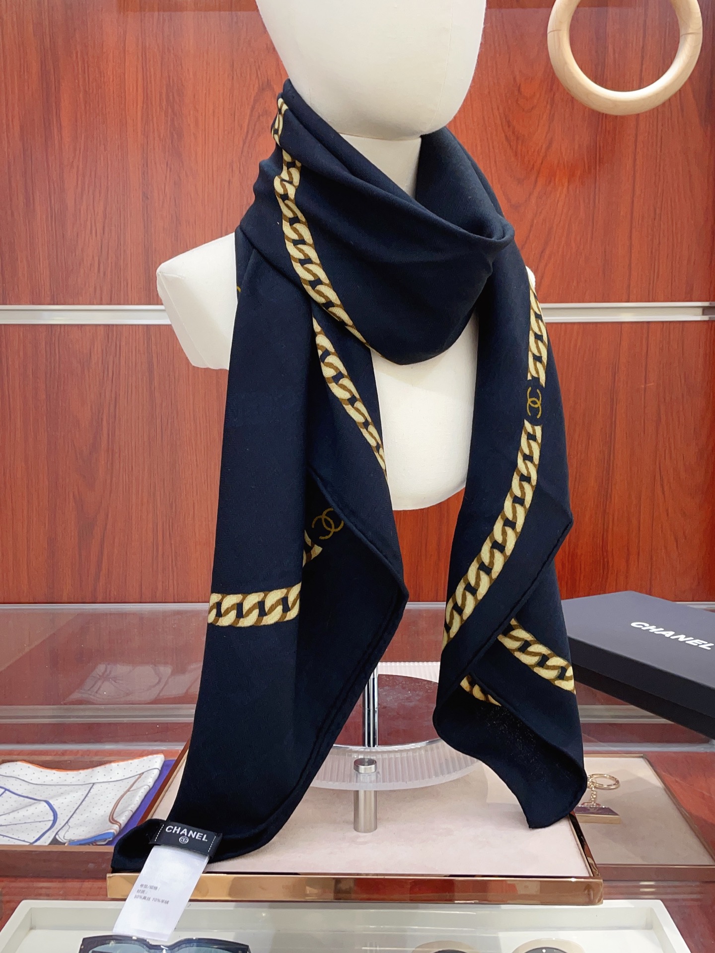 NO:587257,[Double-sided same color, silk wool style] Xiaoxiang cashmere square scarf grab VIP recommendation, be sure to buy it quickly [high-end love pure cashmere, baby touch is comfortable, it is a woman's stunner, very few goods can be used in all seasons, it is really beautiful and makes people very, very excited. The upper body effect is simply beautiful. The quality is perfect. The whole scarf gives a big-name aura and is very delicate and beautiful at the same time. It is definitely a new style worth buying. Once you get the real thing, you will be glad that you are a woman's perfect product.  It is worth appreciating the perfect temperament and taste. Ditails are preferred by VIPs. Upper size 140*140cm.70 cashmere silk high version scarf, high version scarf, real silk19860909【双面同色 丝毛款】小香 羊绒方巾抢VIP推荐 下手一定要快【高端 大爱 纯羊绒 婴儿触感舒服到飞女人尤物 货极少 四季都可以用真心美的让人非常非常心动 上身效果简直美翻了 品质非常完美 整个围巾给人大牌气场的同时又非常精致秀丽绝对值得入手的新款 实物一拿到就会庆幸自己是女人的绝美好货 值得品鉴完美气质品味Ditails首选VIP们 上尺寸140*140cm.70羊绒真丝高版本围巾,高版本围巾,real silk,scarf