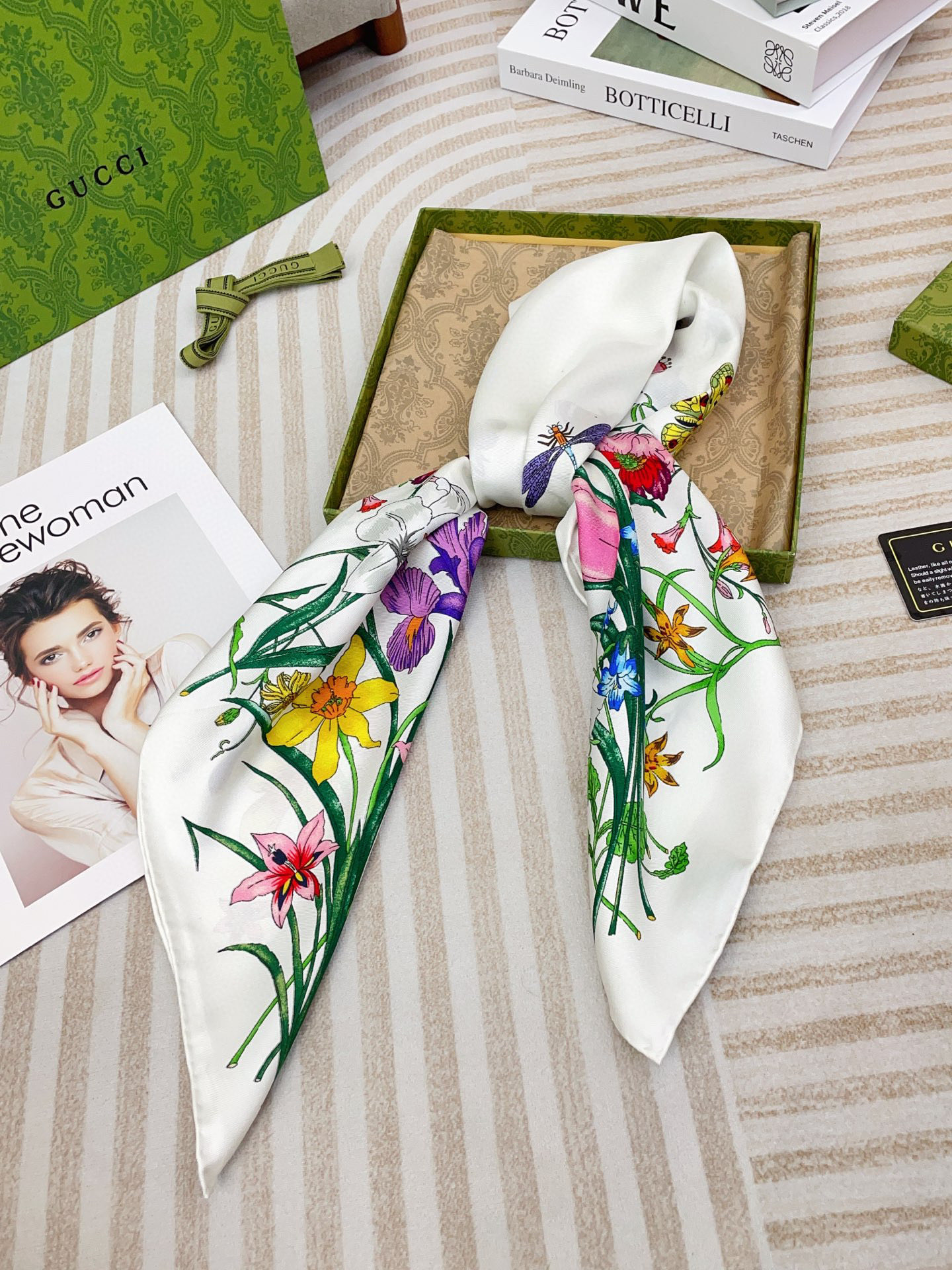 ✨✨【18姆米 双面同色】G家真丝新款🆕👏👏买了都说好看‼️推荐💕真丝方巾，顶级工艺超值‼️专柜爆款🎁💟