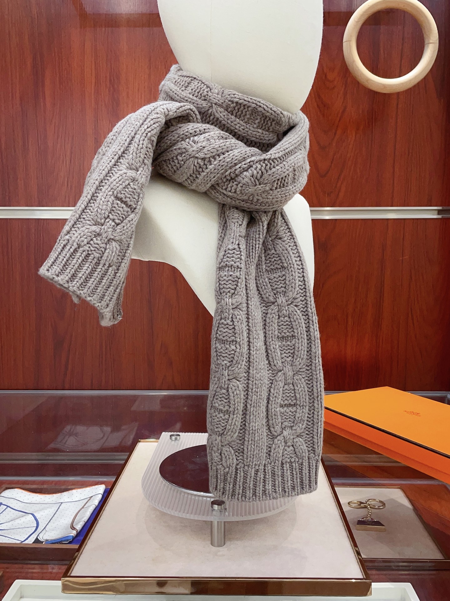 ✨✨H家手工编织情侣💑围巾！低调高级秋冬品味！！】H新款特殊肌理手工编织纹羊绒围巾！！年轻，时髦，自信，