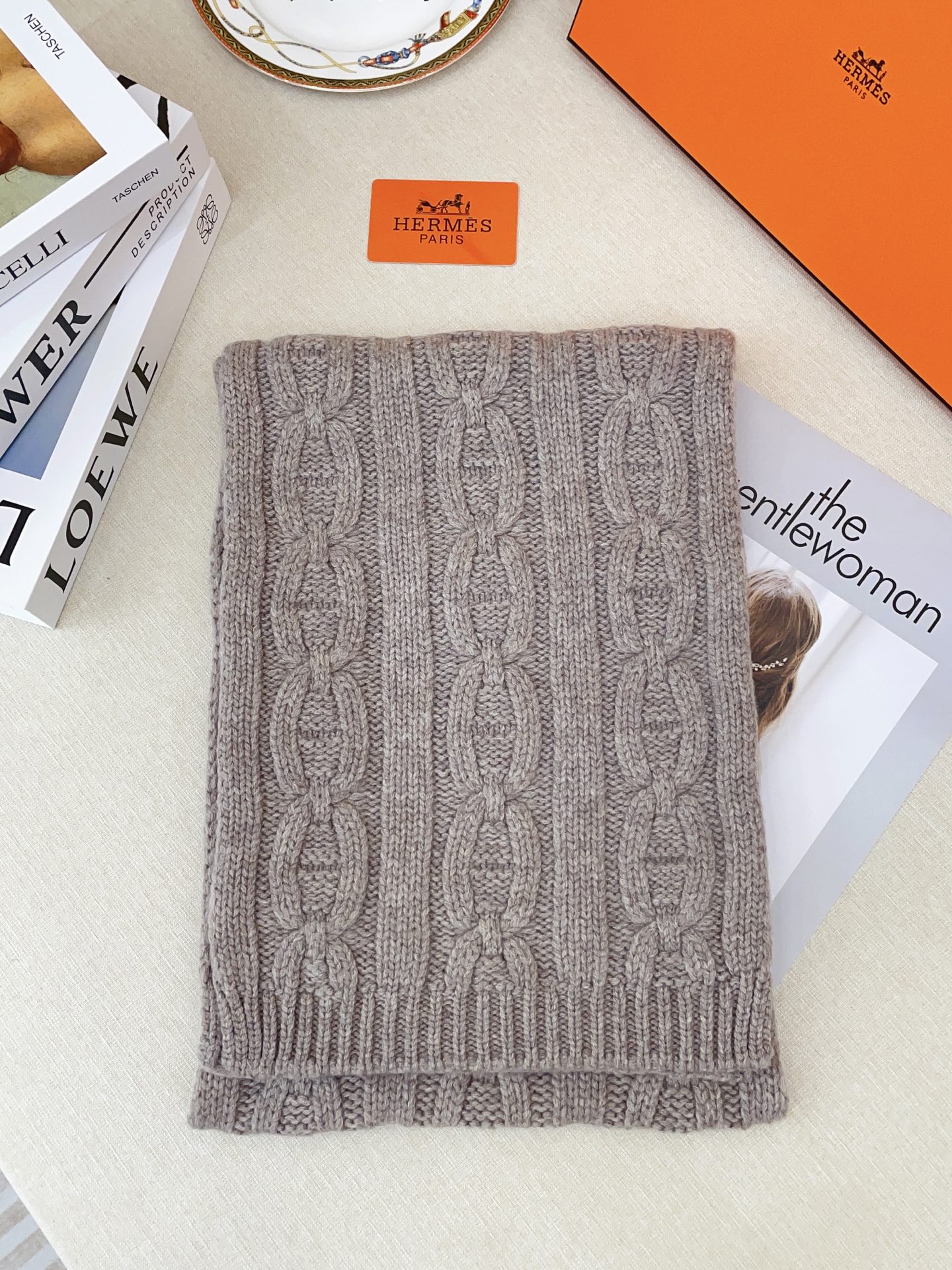 ✨✨H家手工编织情侣💑围巾！低调高级秋冬品味！！】H新款特殊肌理手工编织纹羊绒围巾！！年轻，时髦，自信，