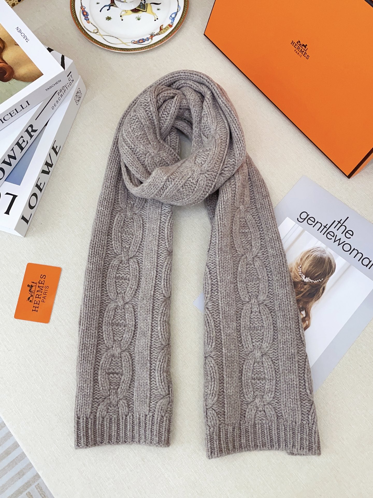 ✨✨H家手工编织情侣💑围巾！低调高级秋冬品味！！】H新款特殊肌理手工编织纹羊绒围巾！！年轻，时髦，自信，