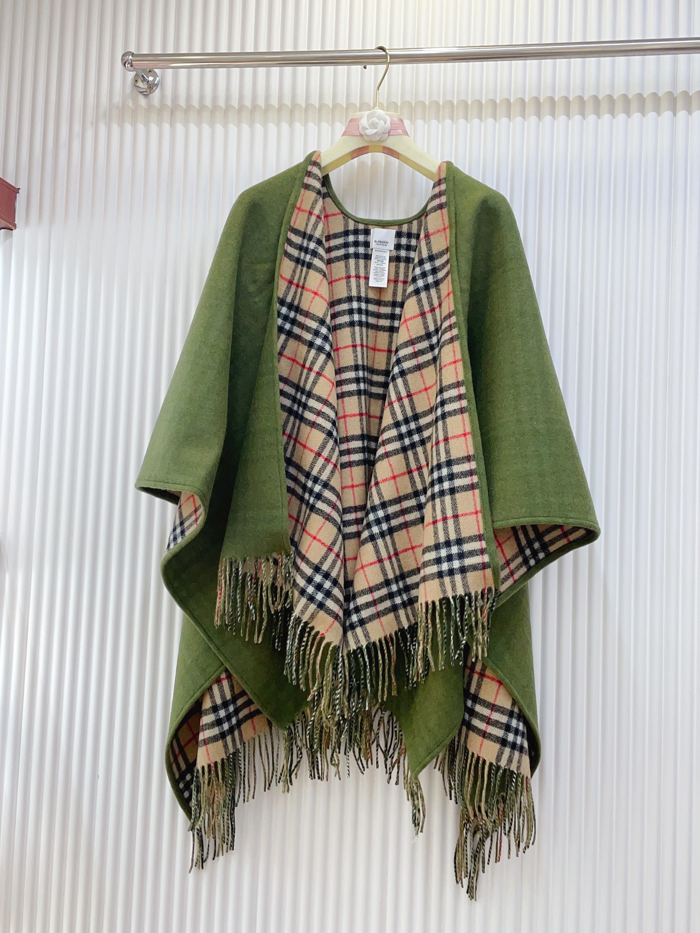 ✨✨B家史上最牛掰的原单货，双面斗篷‼️一面小格纹+一面纯色❗️双面都可披工艺非常考究❤️❤️介绍这款A