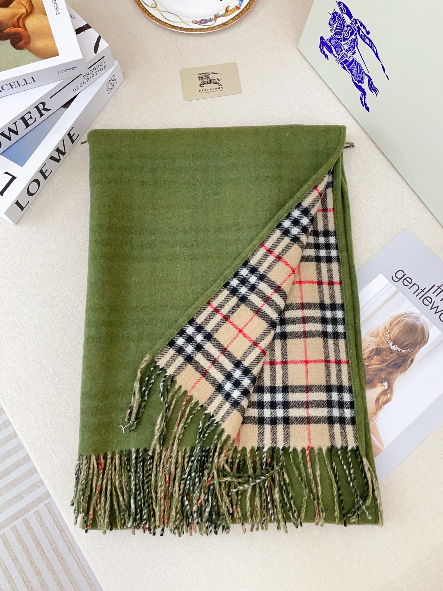 ✨✨B家史上最牛掰的原单货，双面斗篷‼️一面小格纹+一面纯色❗️双面都可披工艺非常考究❤️❤️介绍这款A