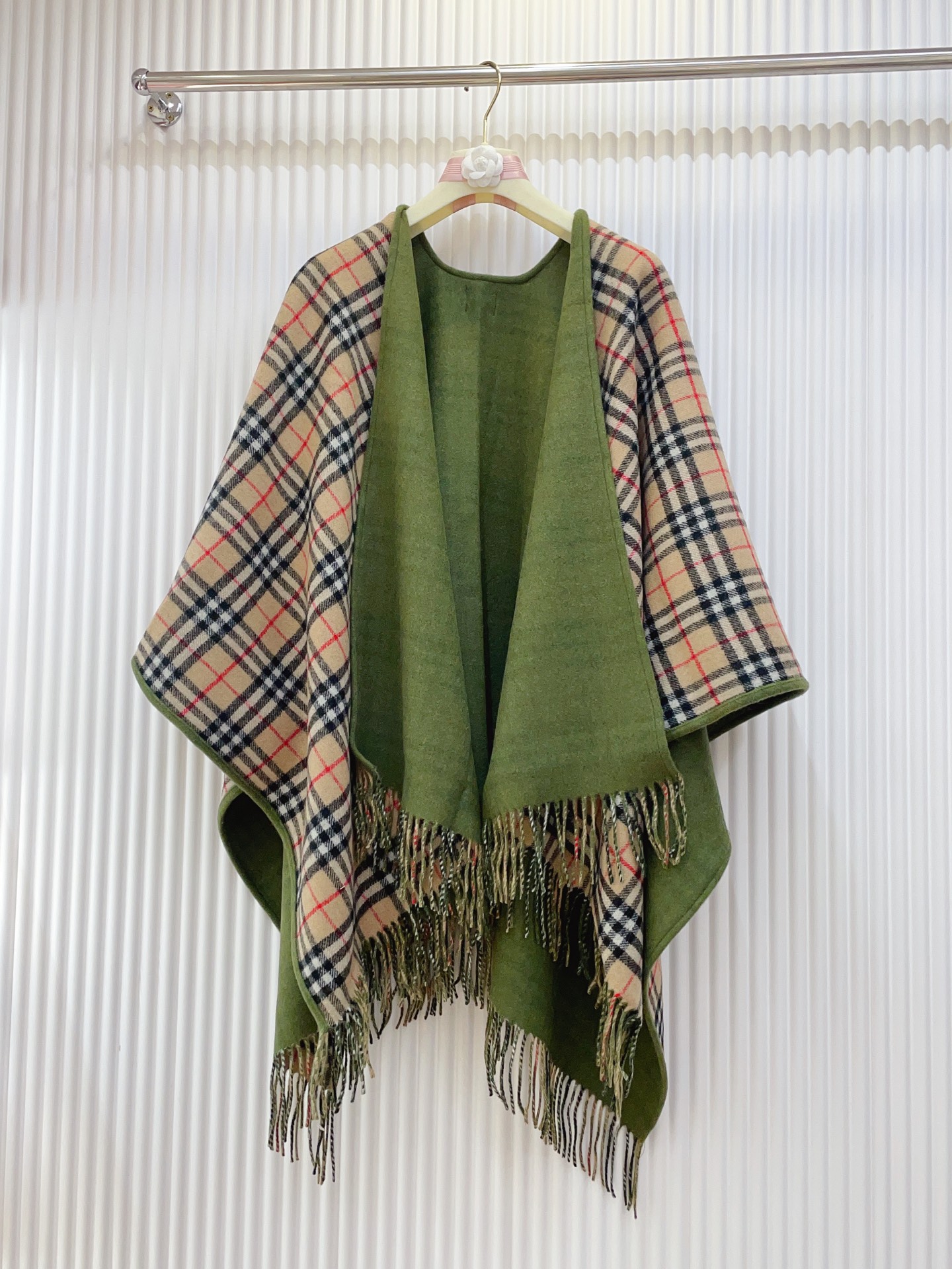 ✨✨B家史上最牛掰的原单货，双面斗篷‼️一面小格纹+一面纯色❗️双面都可披工艺非常考究❤️❤️介绍这款A