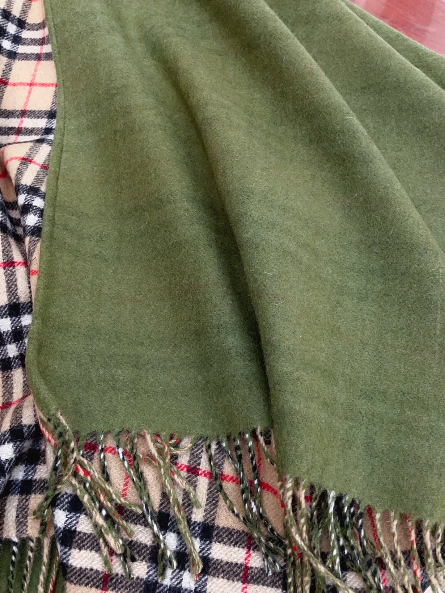 ✨✨B家史上最牛掰的原单货，双面斗篷‼️一面小格纹+一面纯色❗️双面都可披工艺非常考究❤️❤️介绍这款A