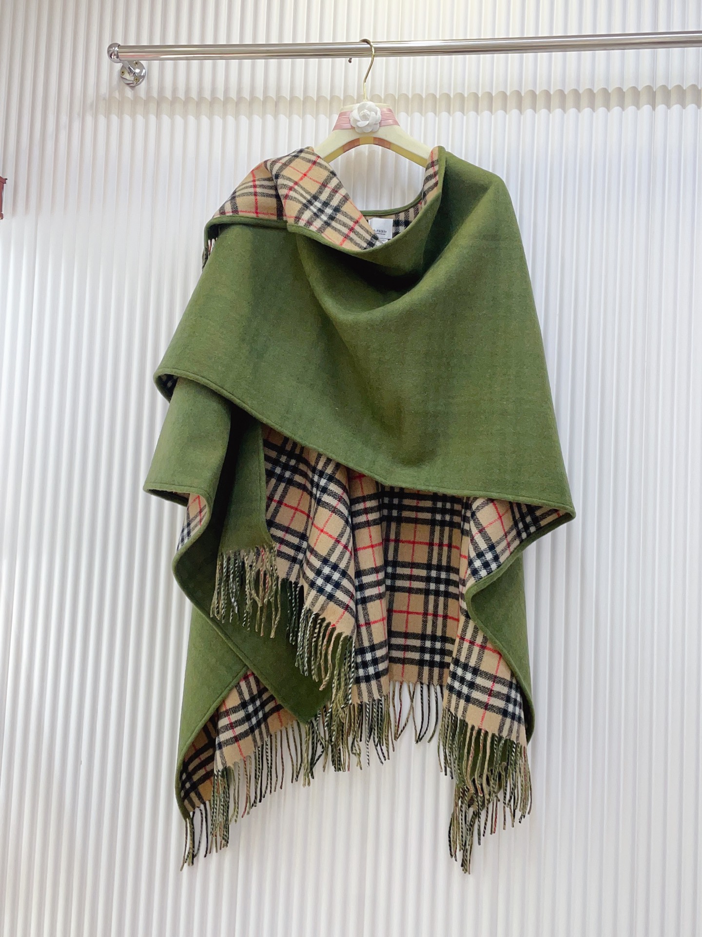 ✨✨B家史上最牛掰的原单货，双面斗篷‼️一面小格纹+一面纯色❗️双面都可披工艺非常考究❤️❤️介绍这款A