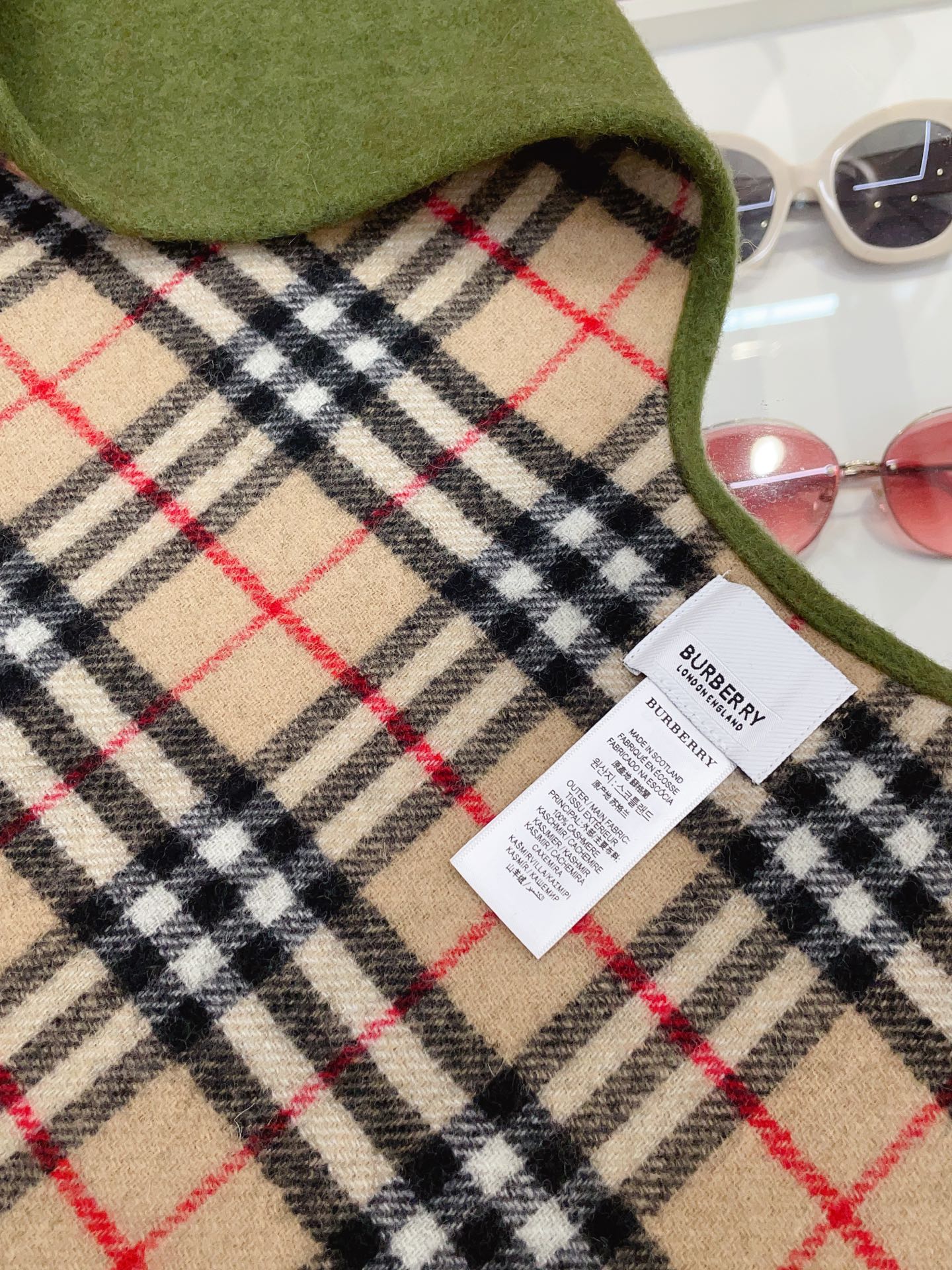 ✨✨B家史上最牛掰的原单货，双面斗篷‼️一面小格纹+一面纯色❗️双面都可披工艺非常考究❤️❤️介绍这款A