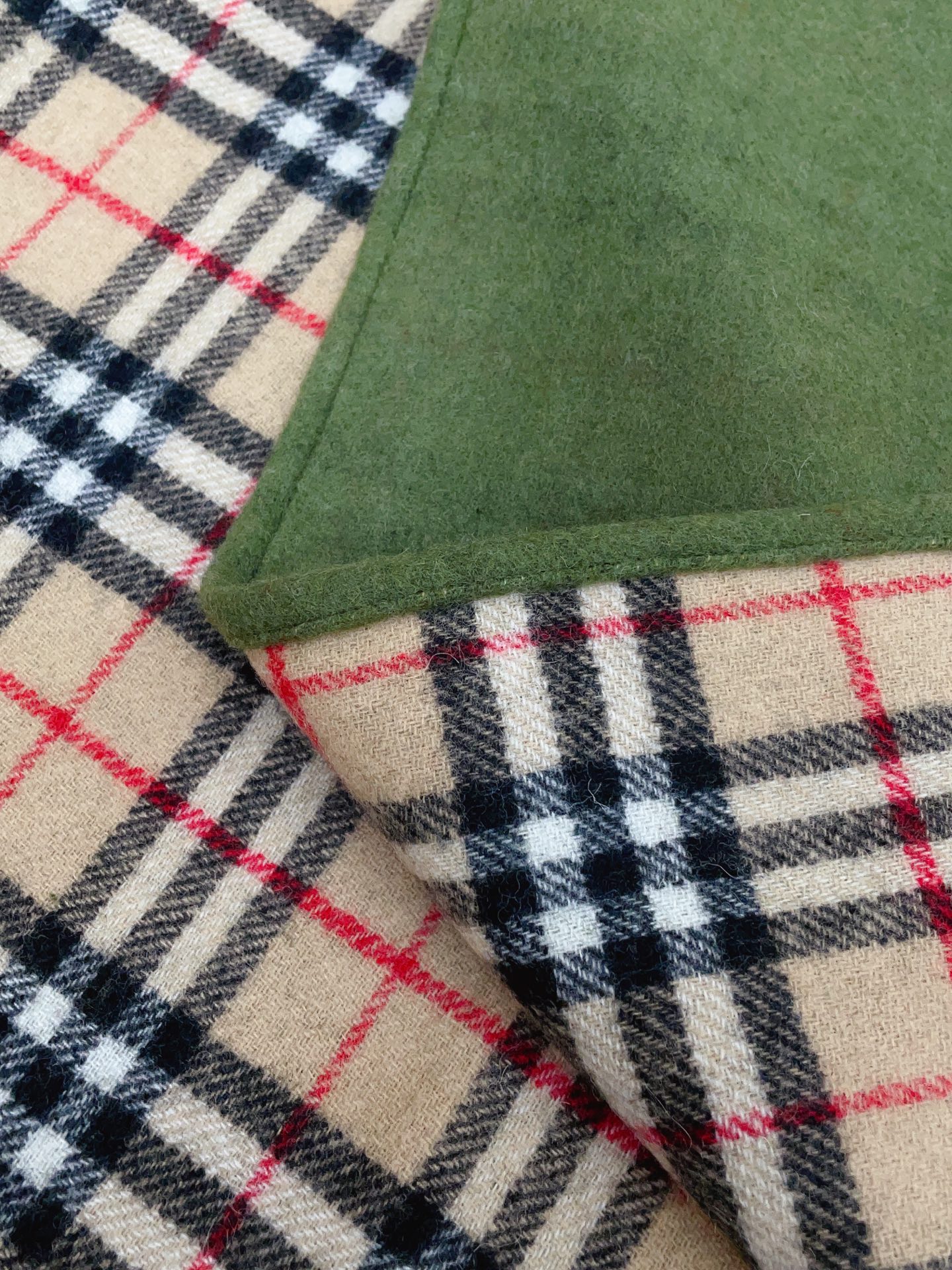 ✨✨B家史上最牛掰的原单货，双面斗篷‼️一面小格纹+一面纯色❗️双面都可披工艺非常考究❤️❤️介绍这款A