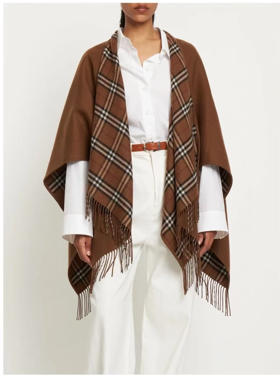 ✨✨B家史上最牛掰的原单货，双面斗篷‼️一面小格纹+一面纯色❗️双面都可披工艺非常考究❤️❤️介绍这款A