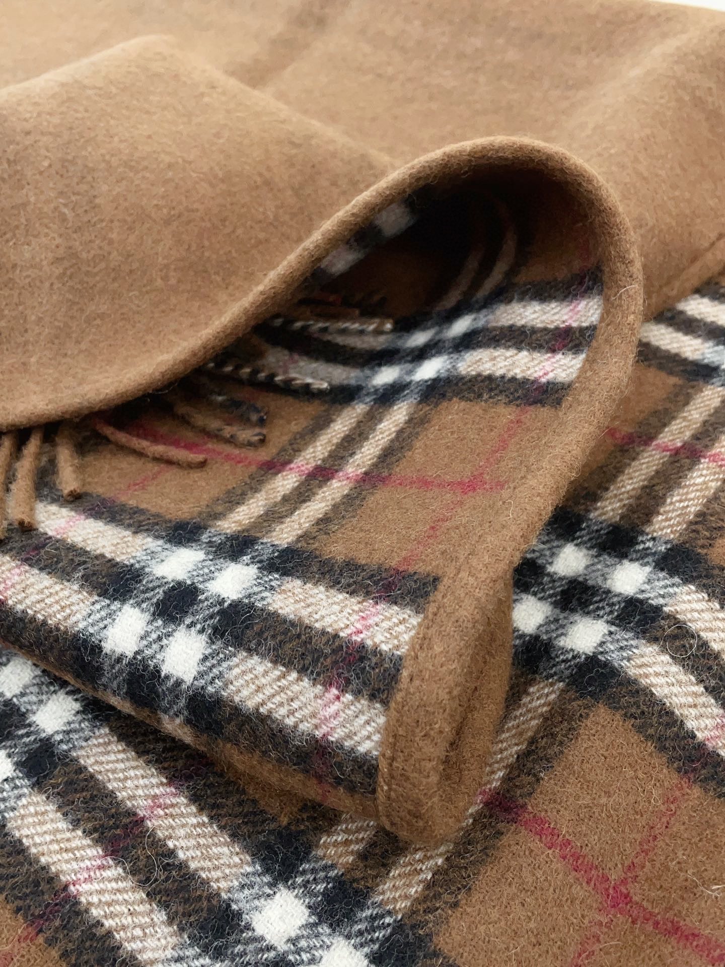 ✨✨B家史上最牛掰的原单货，双面斗篷‼️一面小格纹+一面纯色❗️双面都可披工艺非常考究❤️❤️介绍这款A