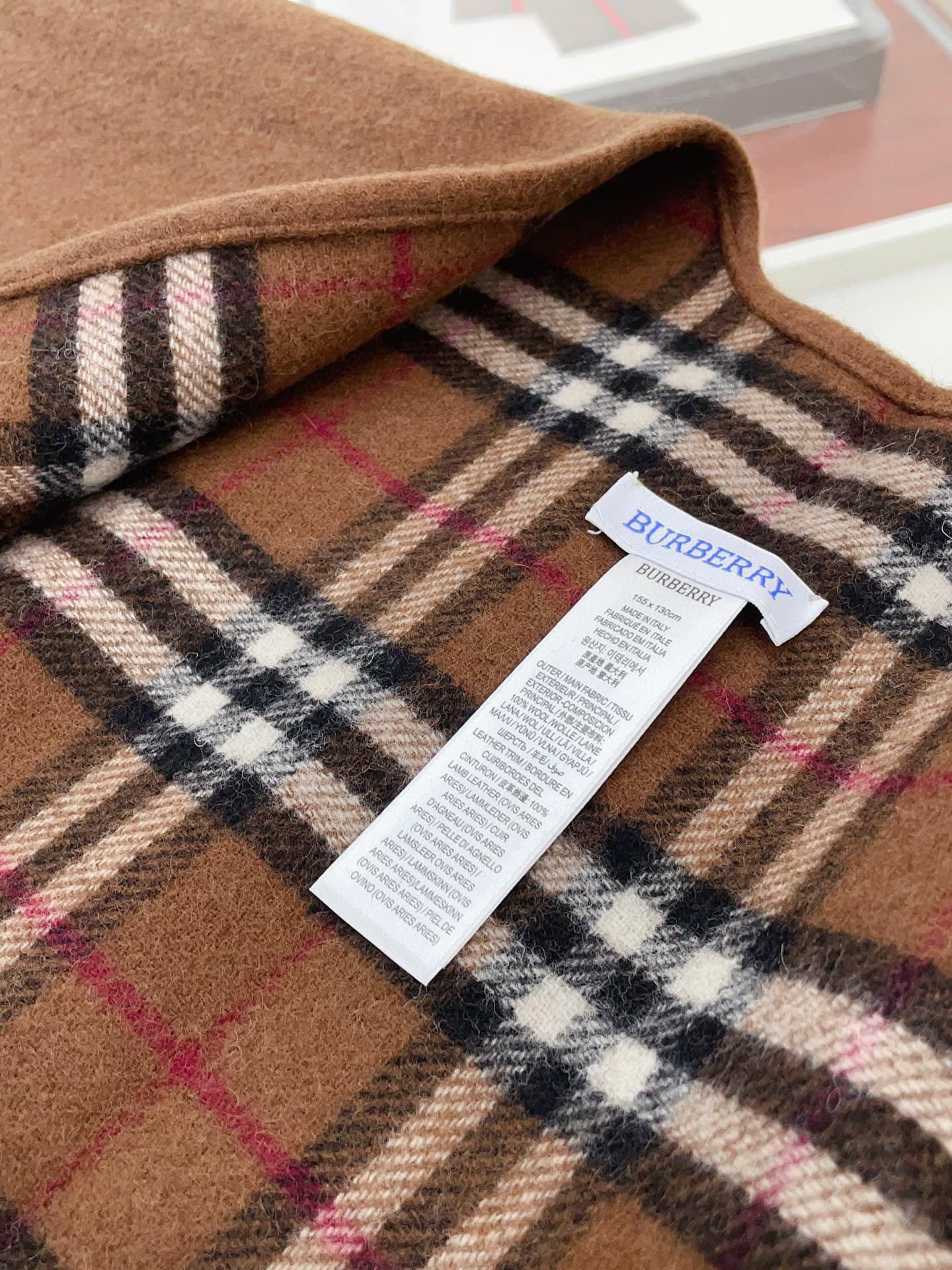 ✨✨B家史上最牛掰的原单货，双面斗篷‼️一面小格纹+一面纯色❗️双面都可披工艺非常考究❤️❤️介绍这款A