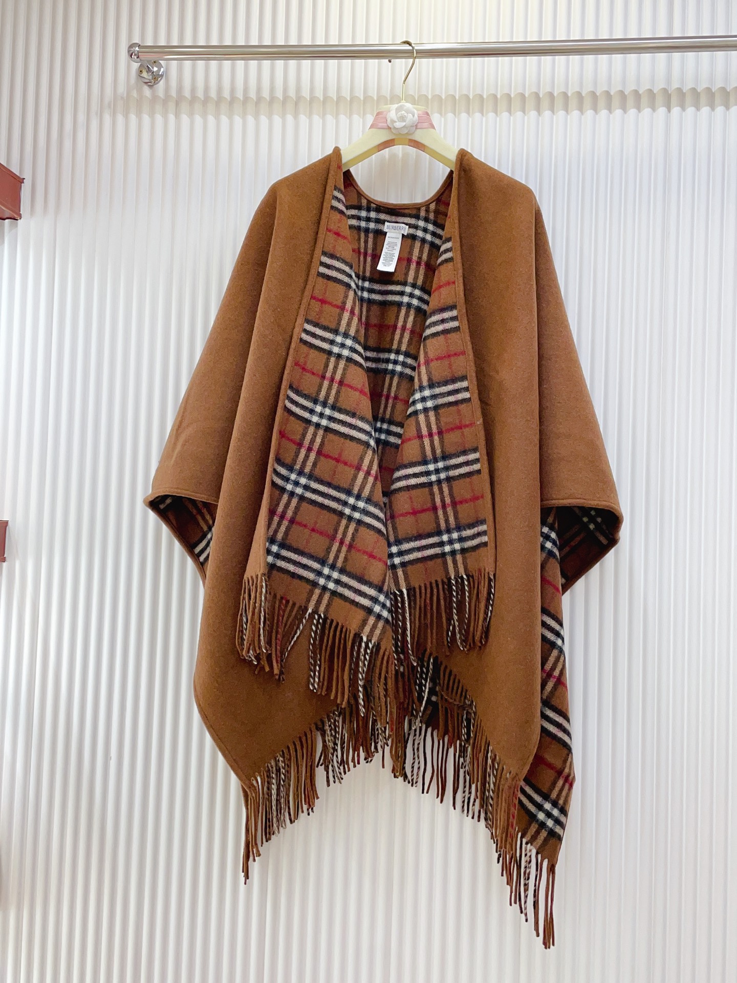 ✨✨B家史上最牛掰的原单货，双面斗篷‼️一面小格纹+一面纯色❗️双面都可披工艺非常考究❤️❤️介绍这款A