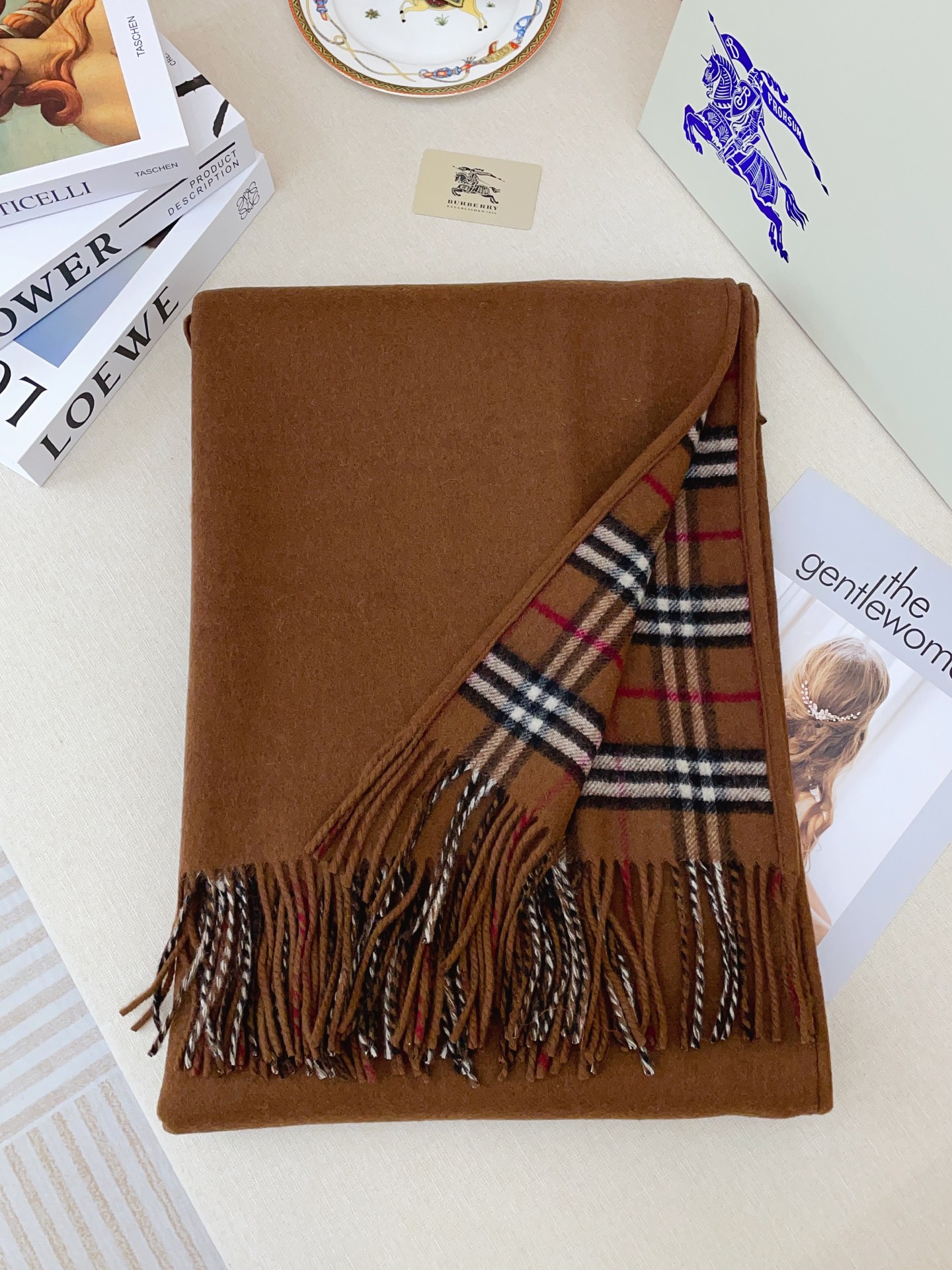 ✨✨B家史上最牛掰的原单货，双面斗篷‼️一面小格纹+一面纯色❗️双面都可披工艺非常考究❤️❤️介绍这款A