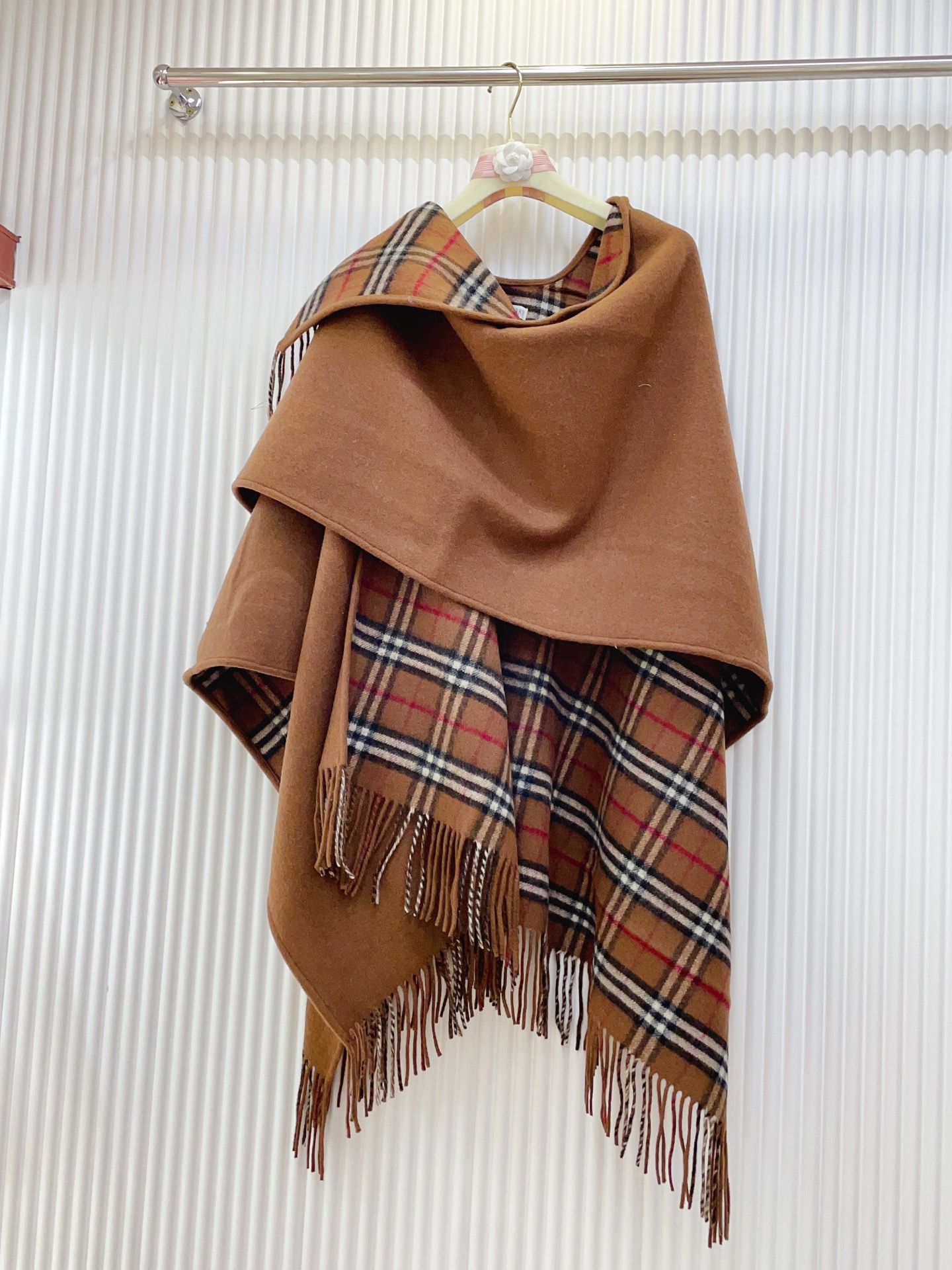 ✨✨B家史上最牛掰的原单货，双面斗篷‼️一面小格纹+一面纯色❗️双面都可披工艺非常考究❤️❤️介绍这款A