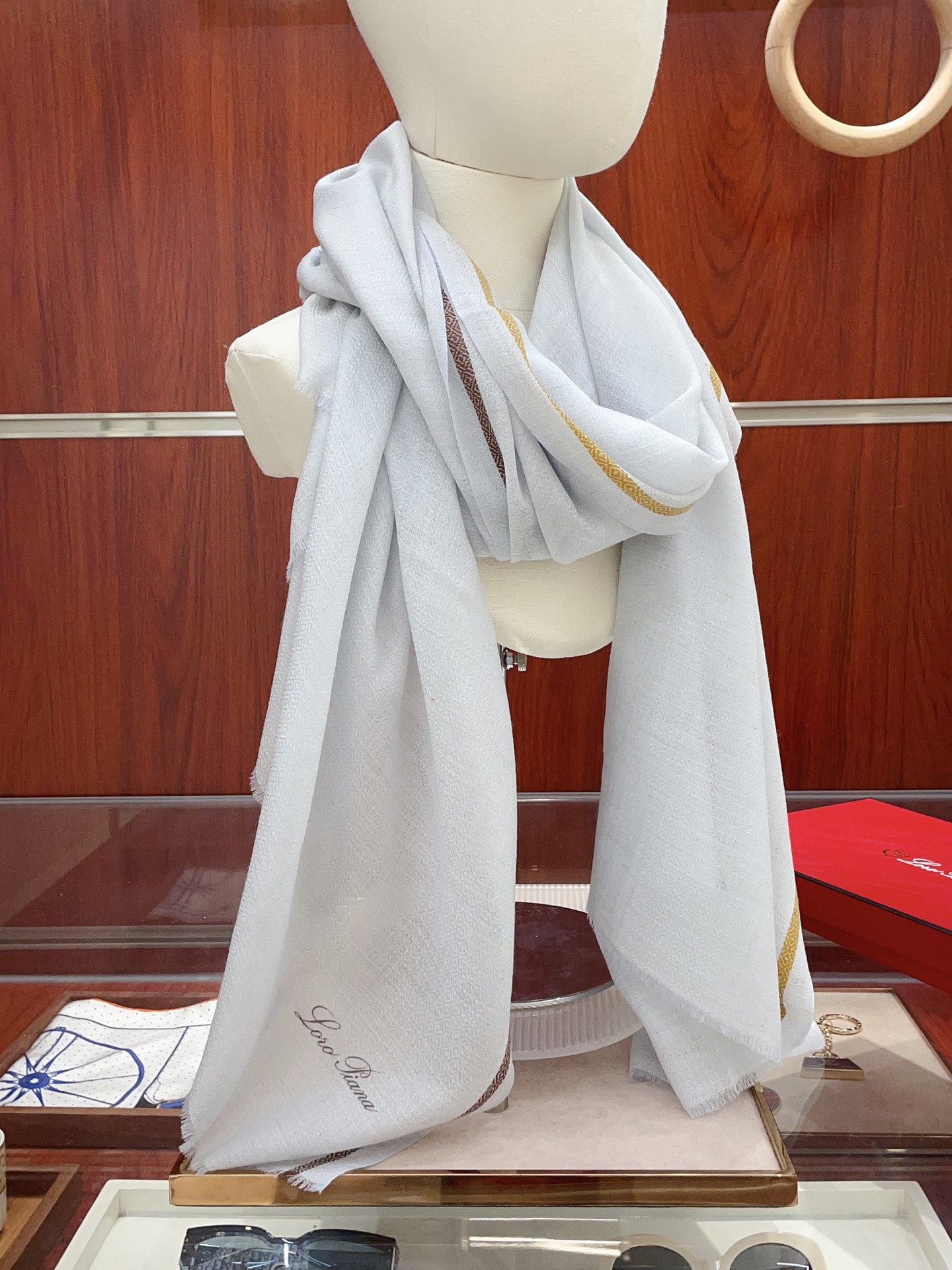 NO:542130,[LP grid solid color vertical striped long scarf] High-end products are presented with heavy weight, unprecedented, pure cashmere, which feels so good that it is definitely another slow-handed style. The process uses imported 300 pure plaid cashmere sequins embellishment, which is very classy, ​​low-key and small luxury. Size 200*100cm Imported pure cashmere high-version scarf, high-version scarf, loro piana19860909【LP格纯色竖条纹长巾】高尖端产物重磅呈现 ,绝无仅有 史无前例 纯山羊绒 手感好到爆绝对又是一款手慢无 工艺上采用的是进口300支纯格纹羊绒亮片点缀,非常显档次,低调中带着小奢华.尺寸200*100cm 进口纯羊绒高版本围巾,高版本围巾,loro piana,scarf