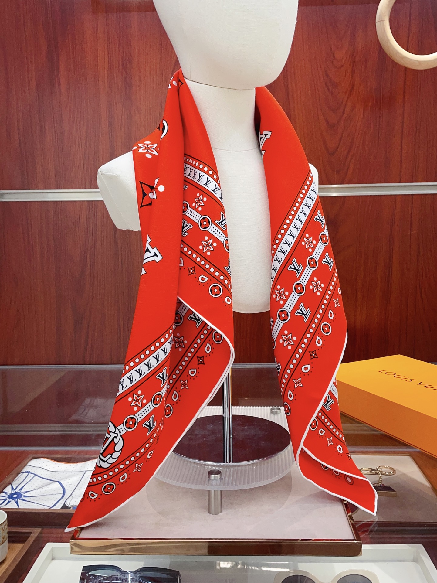 NO:542145,[18 Mmi Double-sided and same color] The upper body effect is crazy. I like the counter. The latest model is just launched on the shelves. L* is very interesting. This kind of element of L has always been the aura of a high-end woman. The combination of fashion and femininity is just right. This combination is really fashionable. Elegant and feminine are very suitable for daily matching. The shiny and curly edges are made very well, and customized fabrics give the scarf more easy to shape. A very heavy and luxurious design, but the upper body looks unique and noble temperament!  Simple base with this scarf, simple matching gives people a very comfortable and tasteful brand feel... Recommended 90*90cm top twill silk square scarf, high-version scarf, real silk19860909【18姆米 双面同色】上身效果疯狂的喜欢专柜也是刚刚上架的,L*最最新款~非常有看头,L的这类元素一直是高级女人的气场感,时髦和女人味融合的刚刚好这样的搭配真的是好时髦,优雅女人味非常适合日搭的配色手感,光泽感,卷边都做的非常好,定制级面料.赋予了围巾更非常容易造型.非常重磅奢华的设计,上身却别样衬得人高贵气质！简单的打底配此款围巾,简单的搭配却给人非常舒适有品味的大牌感…推荐90*90cm顶级斜纹真丝方巾高版本围巾,高版本围巾,real silk,scarf