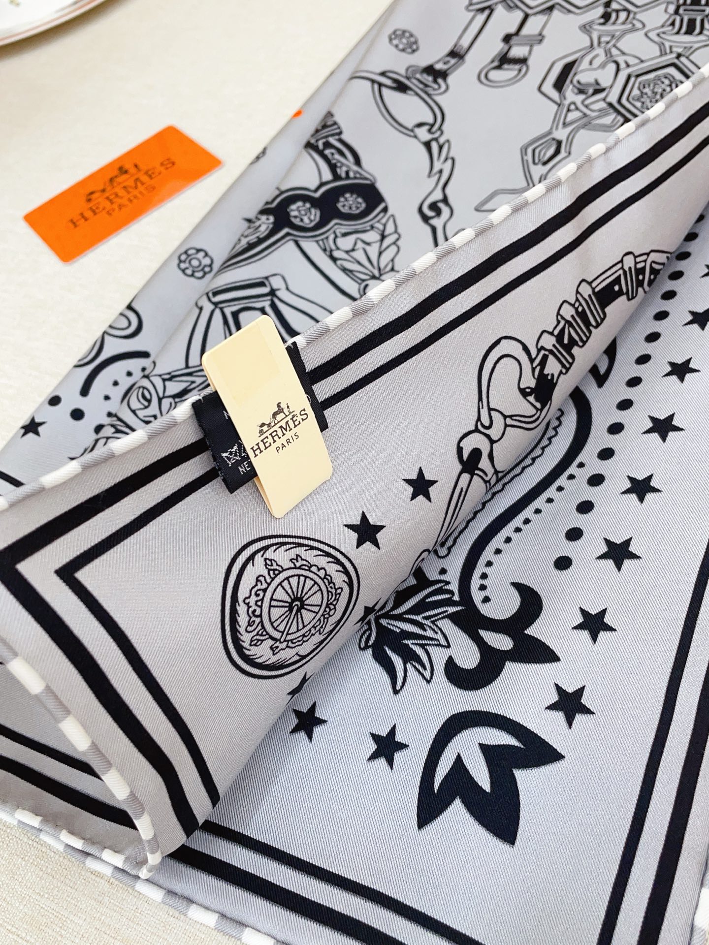 ✨✨【18姆米 双面同色】H**S真丝新款🆕👏👏买了都说好看‼️推荐💕【缰曫与命运 90】真丝方巾，顶级