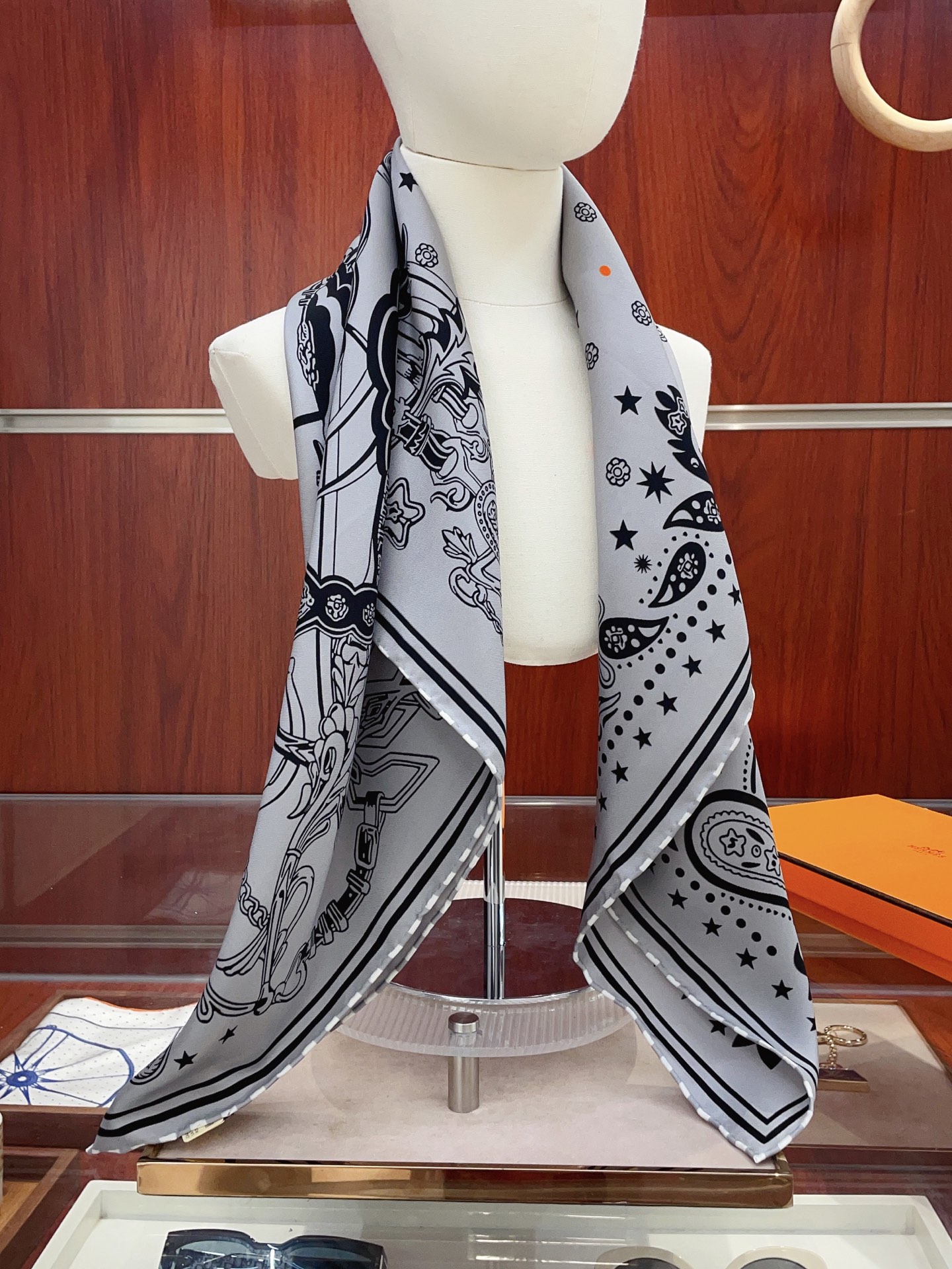 NO:542119,[18 Mumi, double-sided with the same color] H**S new silk scarf, everyone said it looks good when I bought it. Recommended [Rein and Destiny 90] Silk square scarf, top craftsmanship, value counter hot model, three-dimensional presentation of pattern texture, very high grade, special craftsmanship, high-end research and development, stunning appearance, special cutting-edge craftsmanship, loved by Bai Fumei, whether it is quality, style or price, it makes them scream for big brand control, super cost-effective  It is definitely worth buying twill silk, size 90cm*90cm high version scarf, high version scarf, real silk19860909【18姆米 双面同色】H**S真丝新款买了都说好看推荐【缰曫与命运 90】真丝方巾,顶级工艺超值专柜爆款立体呈现图案纹路实物档次极高特殊工艺高端研发惊艳问世特殊尖端工艺处理受到白富美的喜欢 无论是品质 款式 价格都令大牌控的她们尖叫 超高性价比 绝对值得入手斜纹真丝,尺寸90cm*90cm高版本围巾,高版本围巾,real silk,scarf