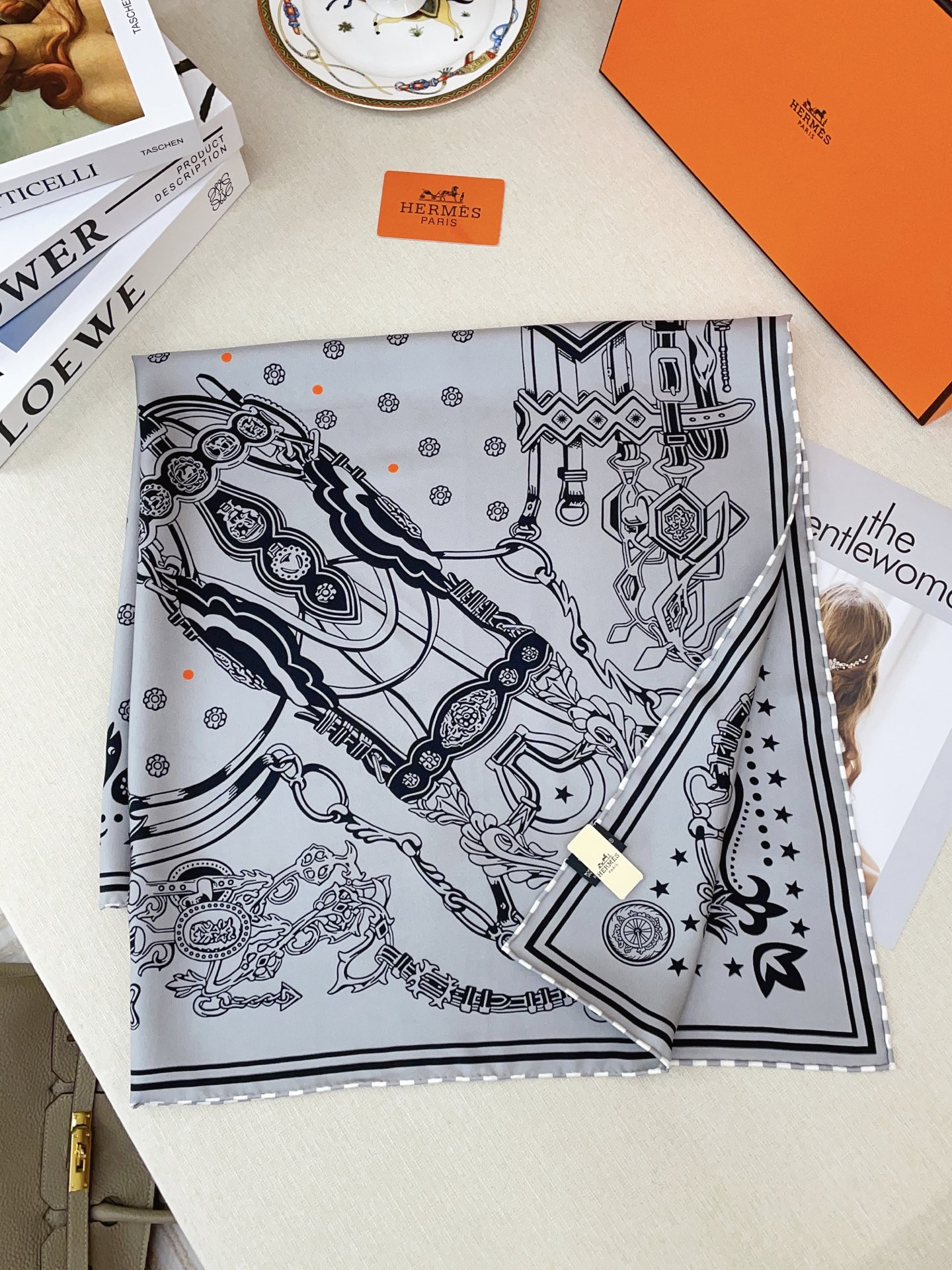 ✨✨【18姆米 双面同色】H**S真丝新款🆕👏👏买了都说好看‼️推荐💕【缰曫与命运 90】真丝方巾，顶级