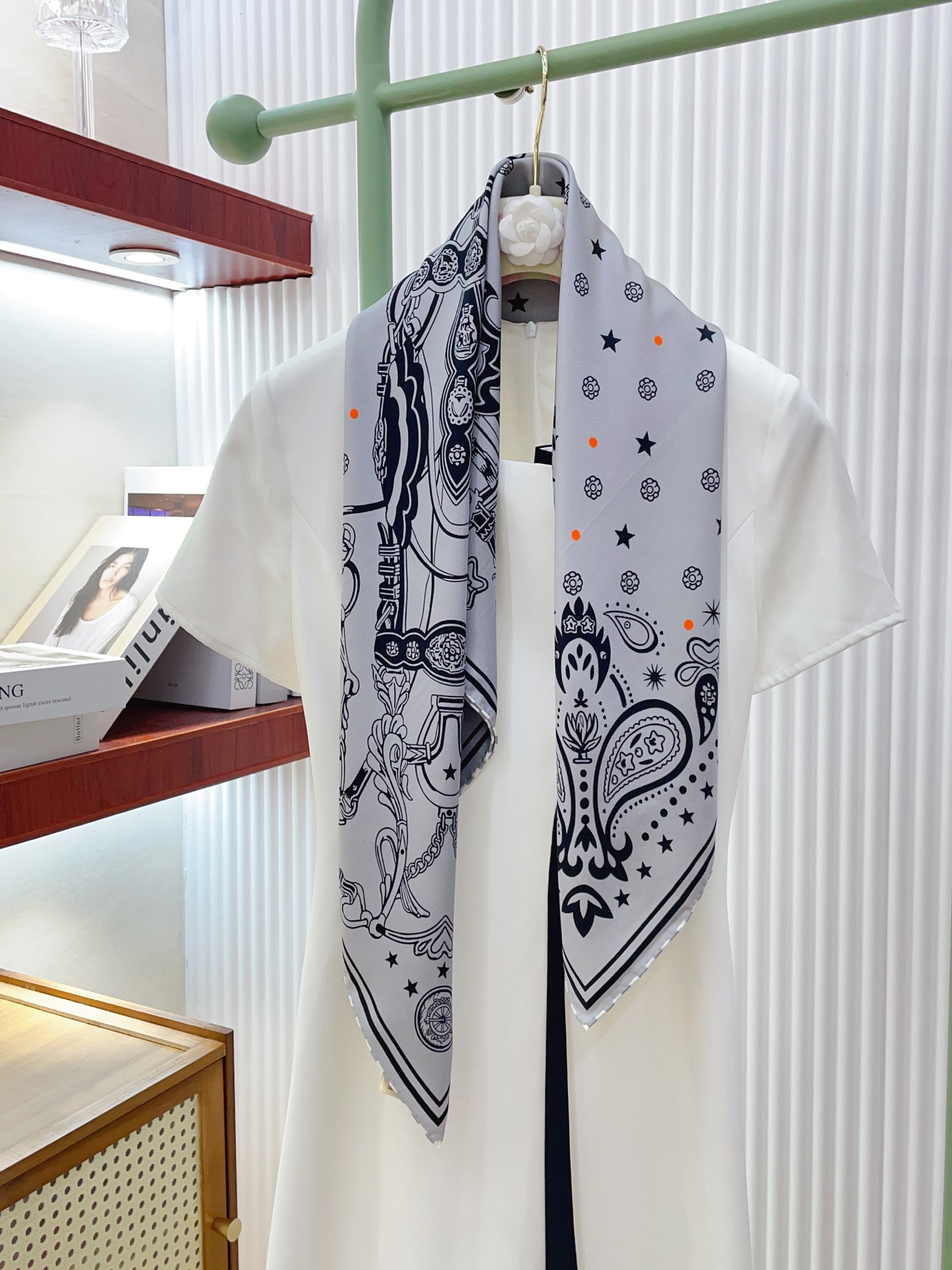 ✨✨【18姆米 双面同色】H**S真丝新款🆕👏👏买了都说好看‼️推荐💕【缰曫与命运 90】真丝方巾，顶级