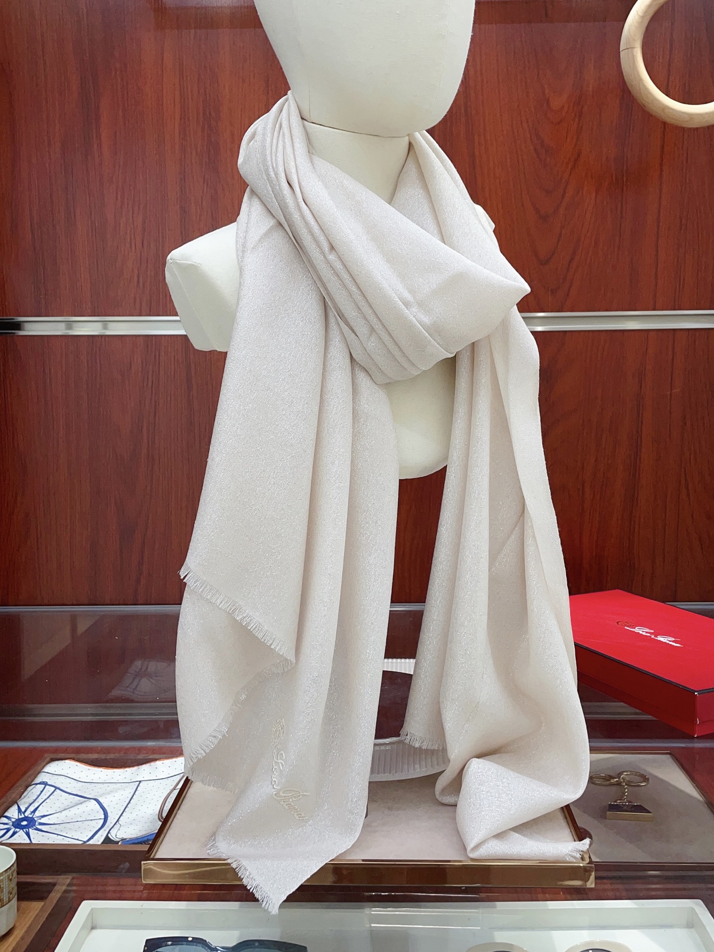 NO:542122,[LP gold wire solid color long scarf] High-end products are presented with great weight, unprecedented, pure cashmere, which feels so good that it is definitely another slow-handed one. The process uses imported 300 pure plaid cashmere sequins embellishment, which is very classy, ​​low-key and small luxury. Size 200*100cm imported pure cashmere high-version scarf, high-version scarf, loro piana19860909【LP金丝纯色长巾】高尖端产物重磅呈现 ,绝无仅有 史无前例 纯山羊绒 手感好到爆绝对又是一款手慢无 工艺上采用的是进口300支纯格纹羊绒亮片点缀,非常显档次,低调中带着小奢华.尺寸200*100cm 进口纯羊绒高版本围巾,高版本围巾,loro piana,scarf