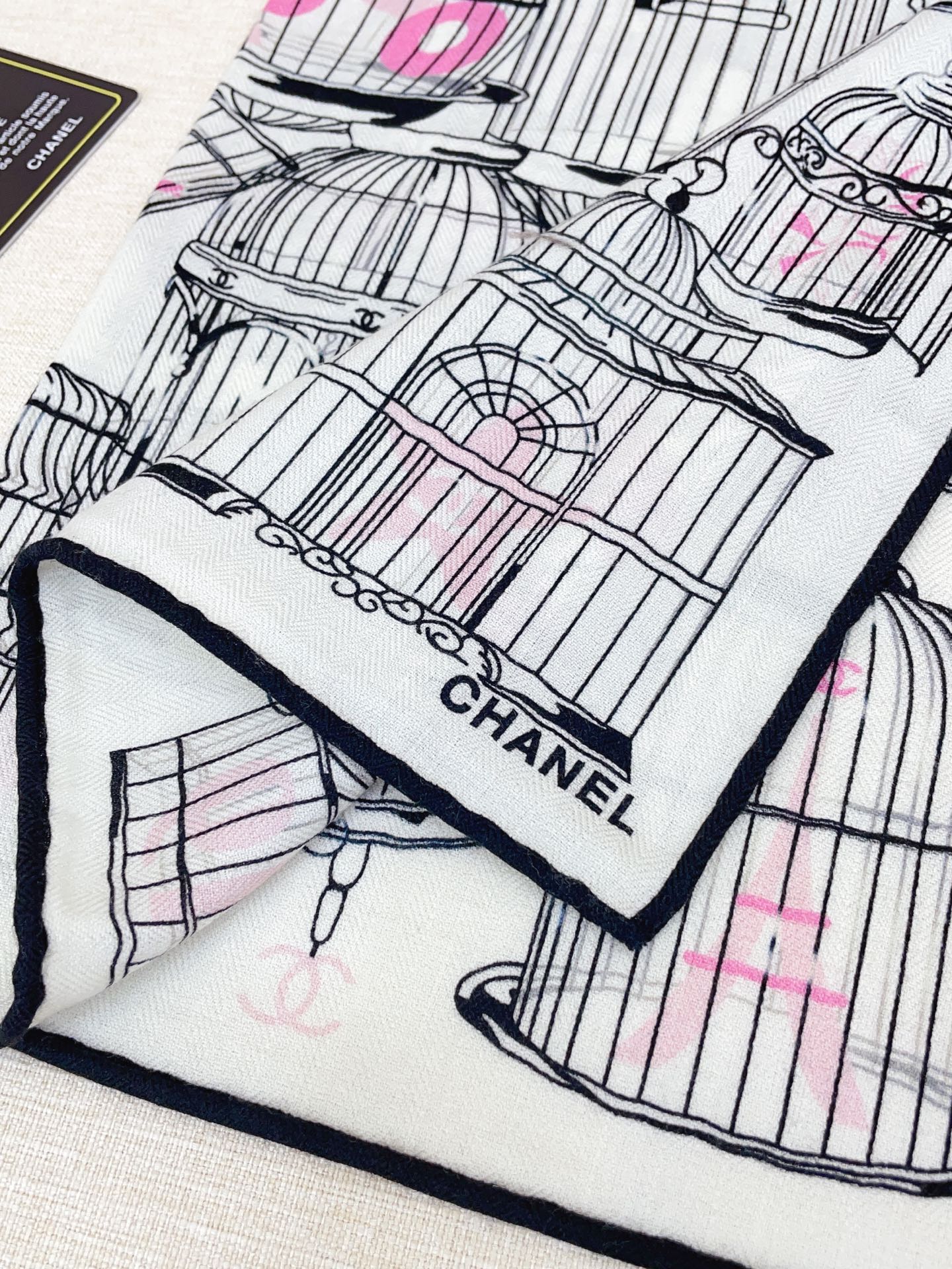 ✨✨【丝毛款 双面同色】新品小香家【小方巾】秋冬丝毛款 随意切换造型 ,小巧又不失优雅的款式 60*60