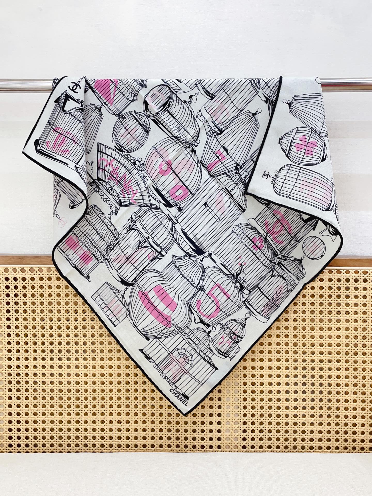 ✨✨【丝毛款 双面同色】新品小香家【小方巾】秋冬丝毛款 随意切换造型 ,小巧又不失优雅的款式 60*60