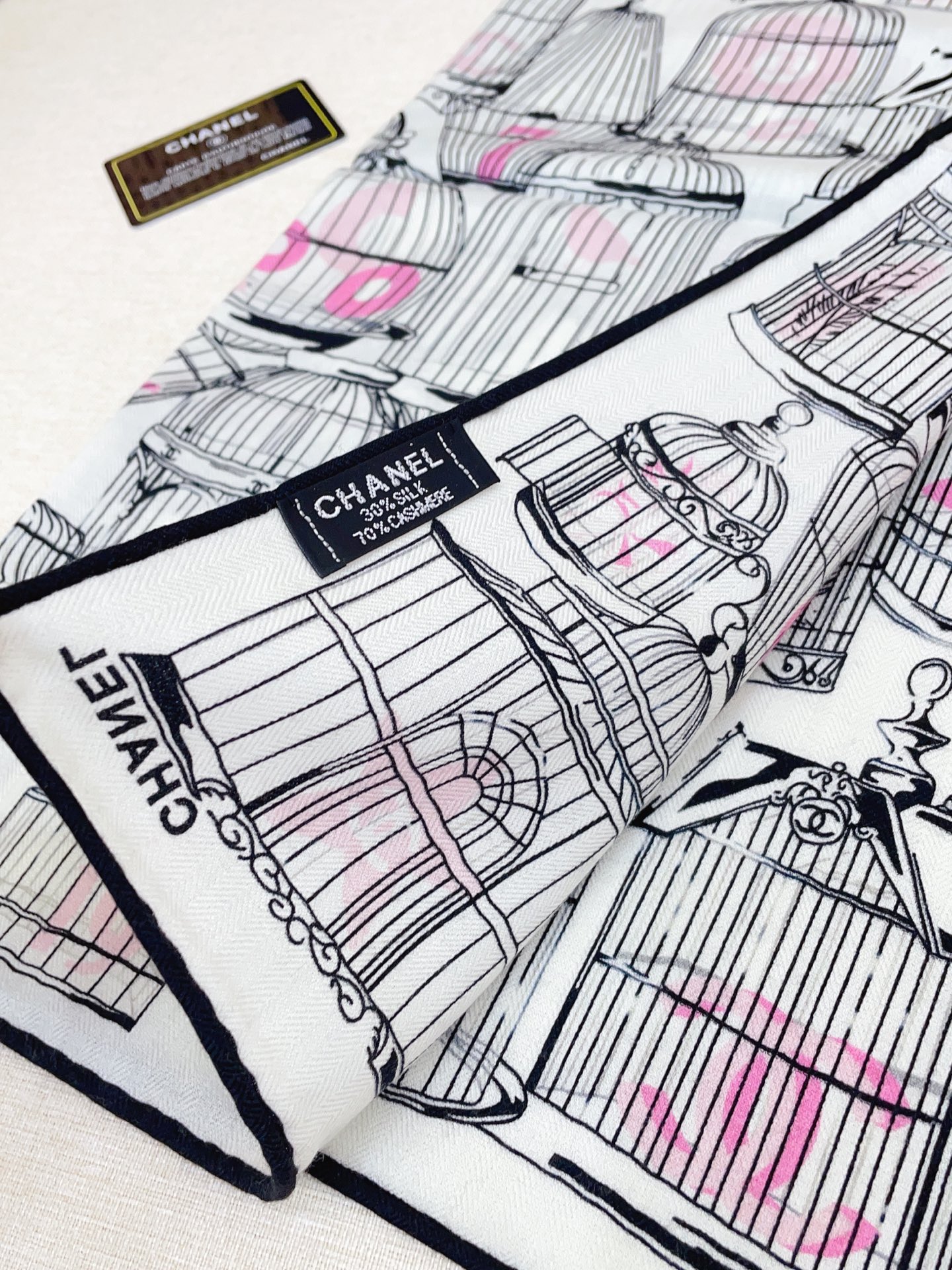 ✨✨【丝毛款 双面同色】新品小香家【小方巾】秋冬丝毛款 随意切换造型 ,小巧又不失优雅的款式 60*60