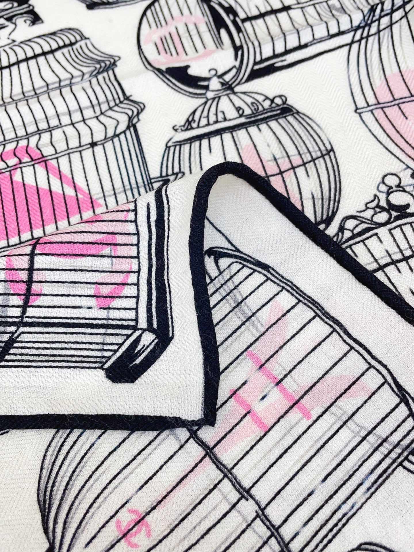 ✨✨【丝毛款 双面同色】新品小香家【小方巾】秋冬丝毛款 随意切换造型 ,小巧又不失优雅的款式 60*60