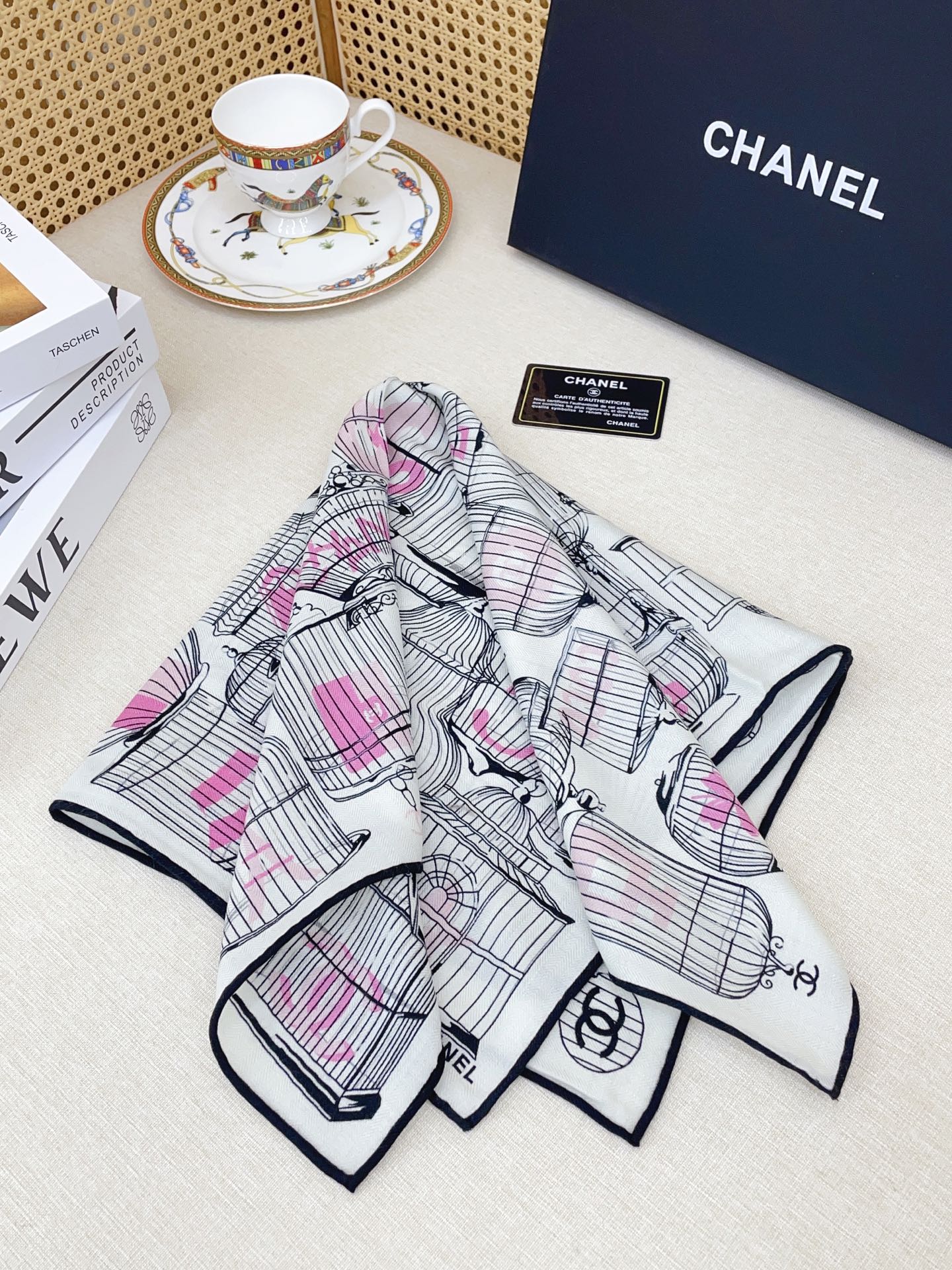 ✨✨【丝毛款 双面同色】新品小香家【小方巾】秋冬丝毛款 随意切换造型 ,小巧又不失优雅的款式 60*60