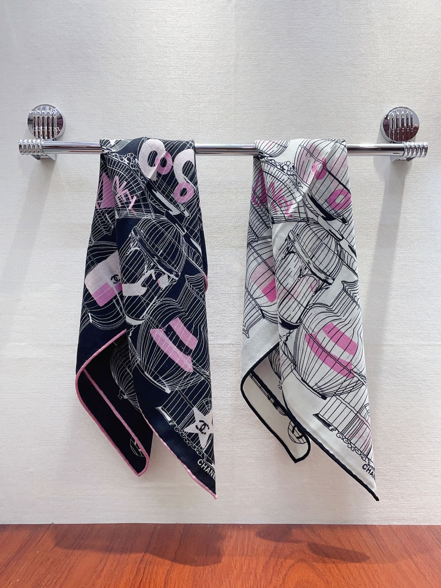 ✨✨【丝毛款 双面同色】新品小香家【小方巾】秋冬丝毛款 随意切换造型 ,小巧又不失优雅的款式 60*60